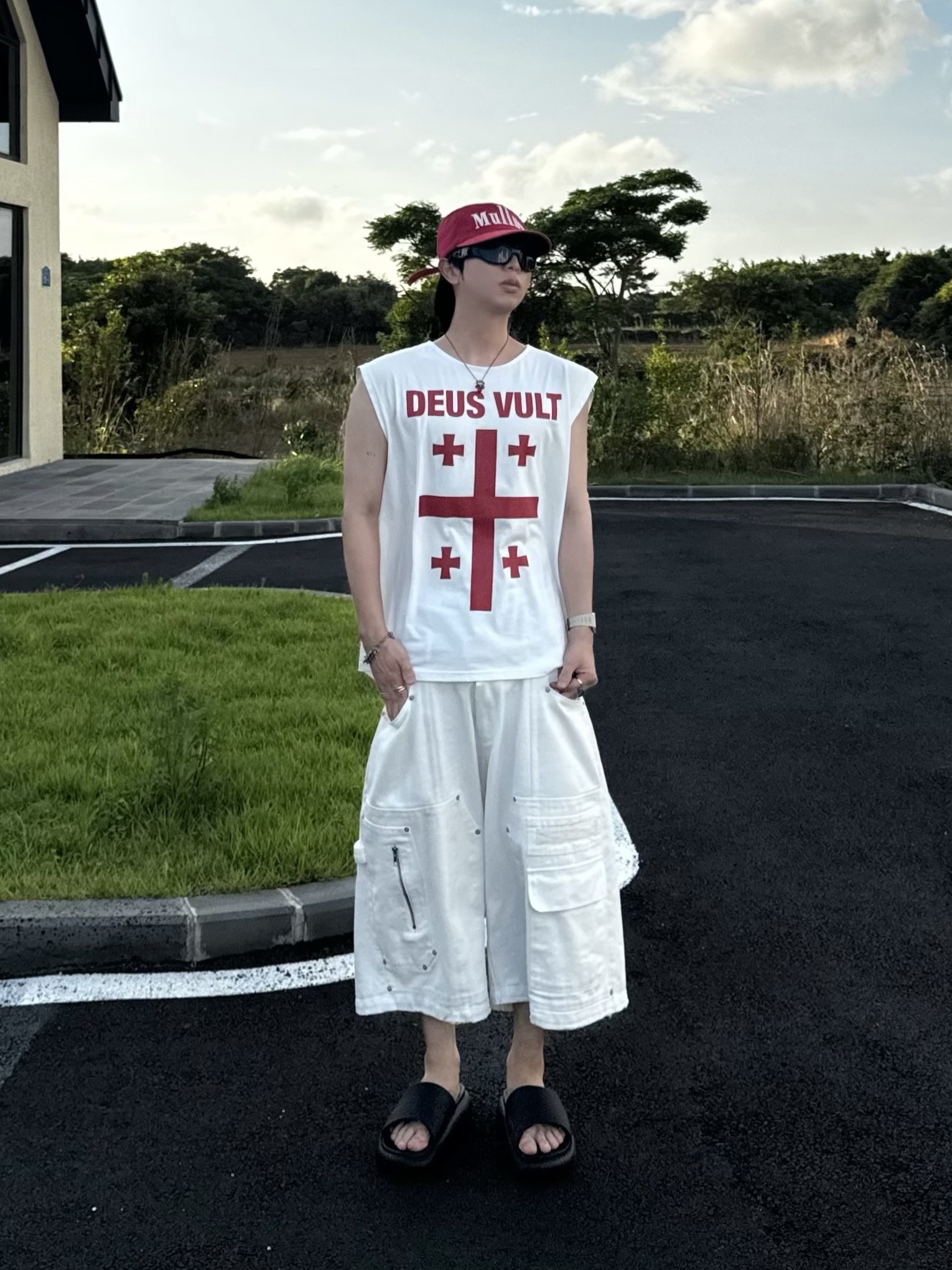 Gentle Monster x Maison Margiela MM003 Black Black, Nos Couleurs x Koin Rivet Carpenter Shorts White 착용 스타일 - 2