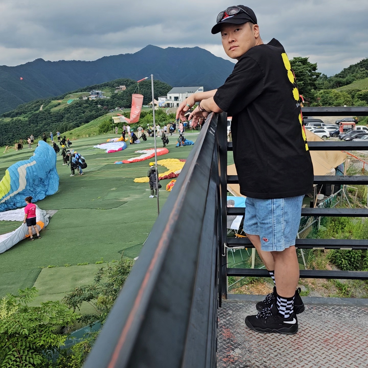 Nike x Supreme SB Darwin Low Black, Oakley Eye Jacket Redux Matte Black Frame Prizm Grey Lenses High Bridge Fit 착용 스타일 - 2
