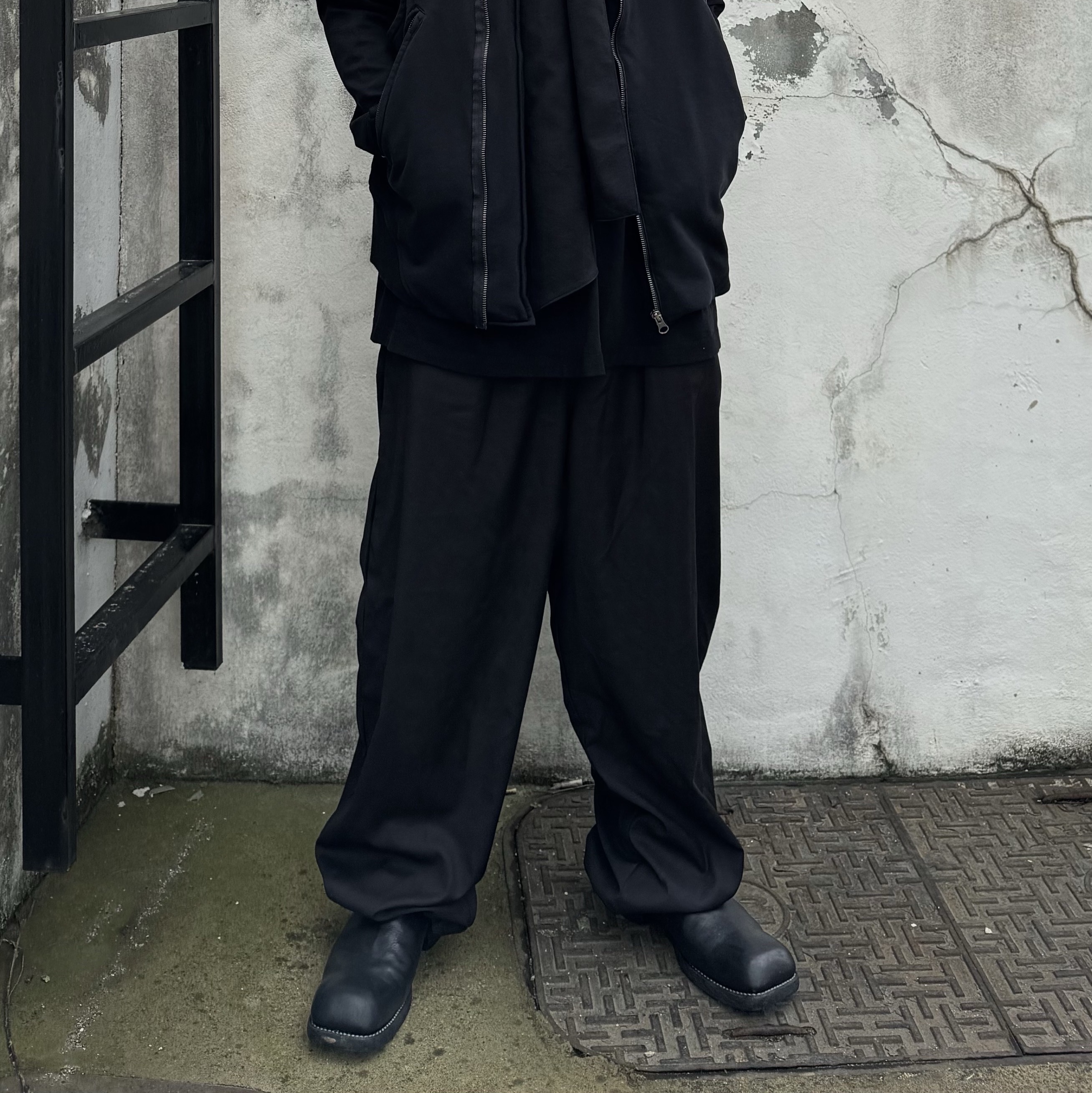 Ecrzn Cat Tuck Slacks Black 착용 스타일 - 1