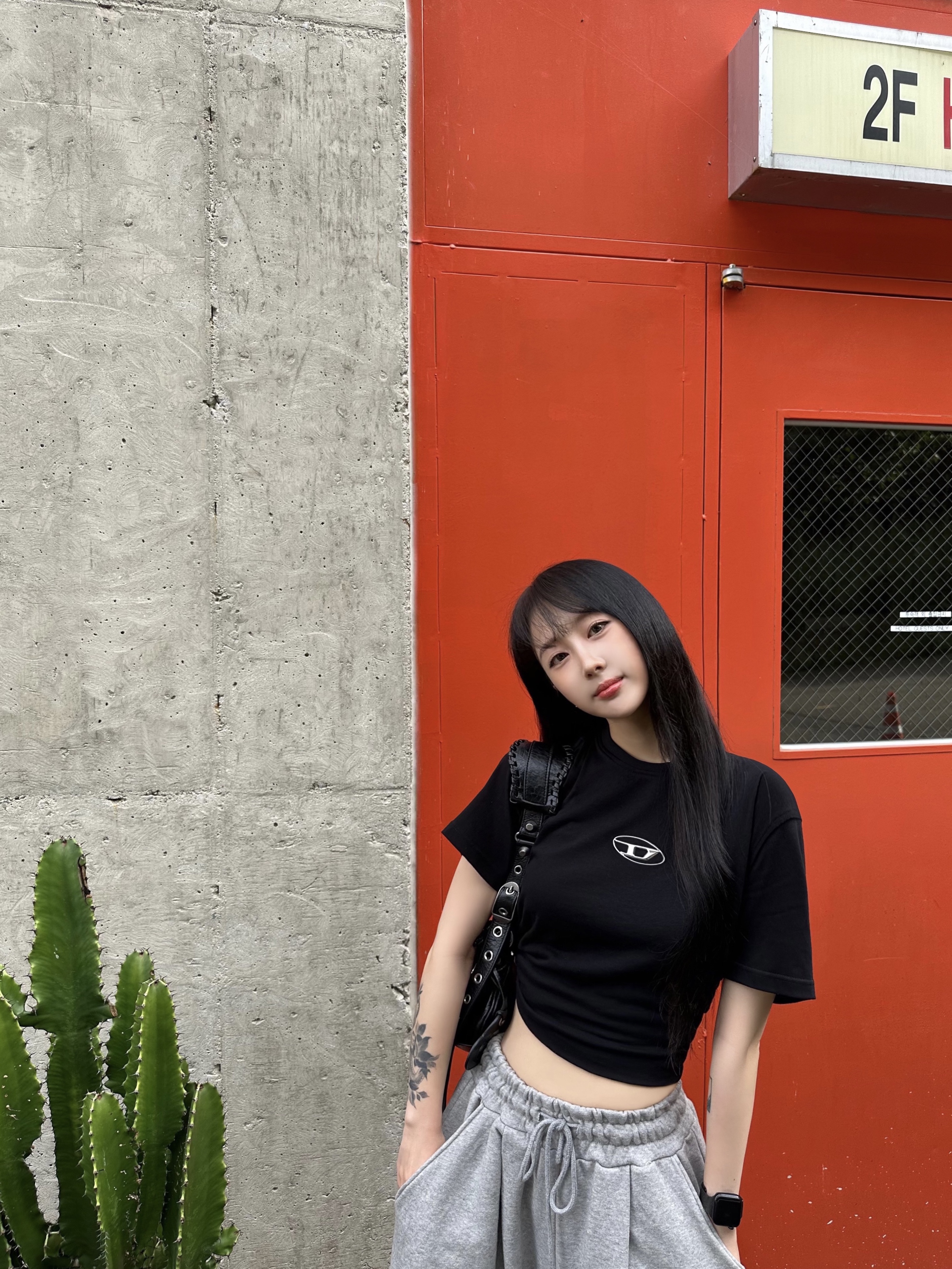 Diesel T-Just-Od T-shirt Black, Balenciaga Arena Lambskin Le Cagole XS Shoulder Bag Black 착용 스타일