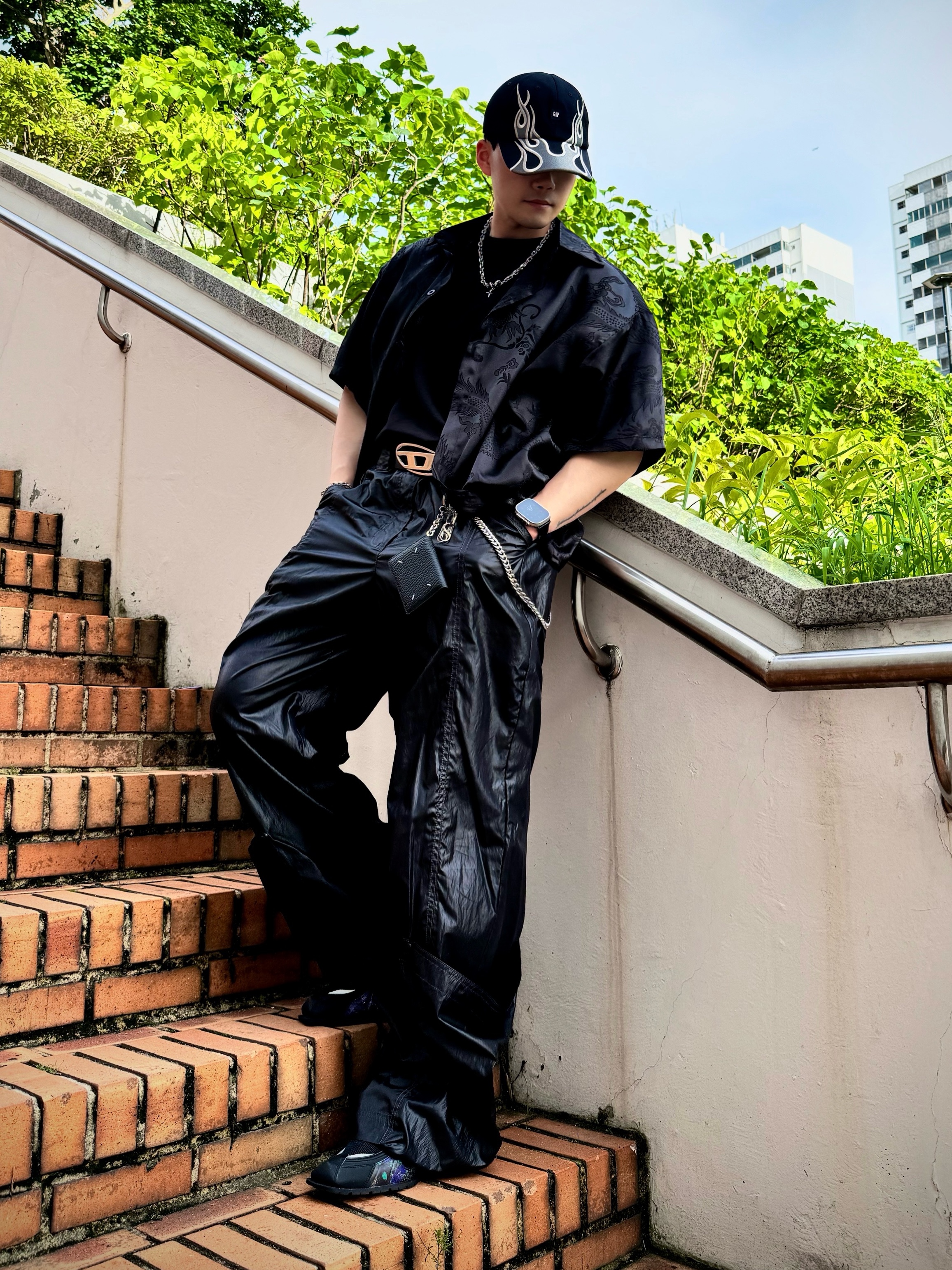 Maison Margiela Keyring Wallet Black, Yeezy Gap Engineered By Balenciaga Flame Cap Black 착용 스타일 - 2