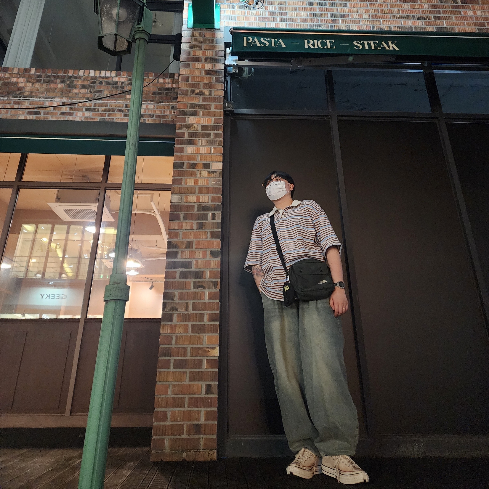 Converse x Feng Chen Wang Chuck 70 Ox 2-in-1 Brown Rice, Gentle Monster Jeff 01 Black 착용 스타일 - 5
