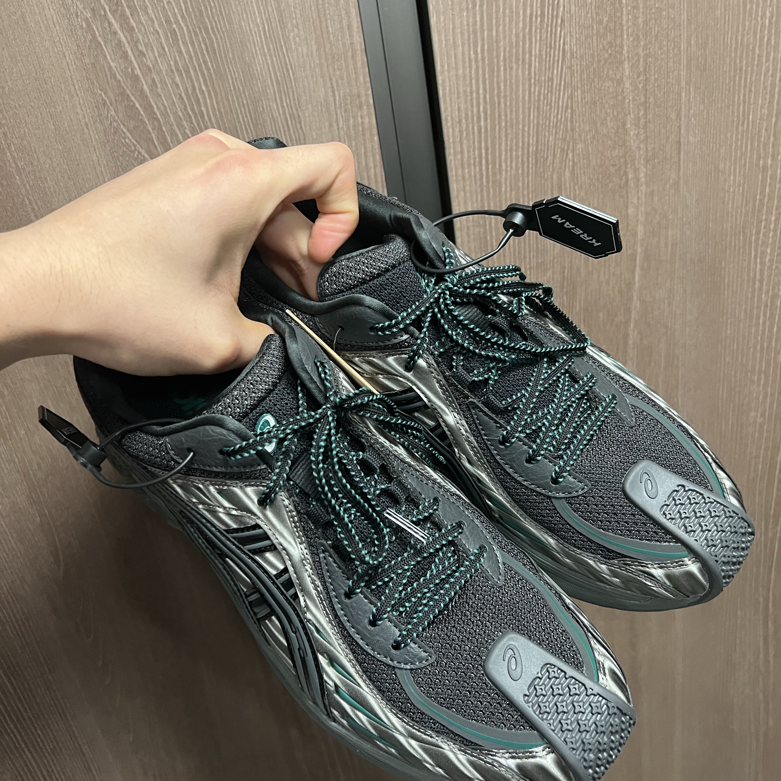 (W) Asics x Kiko Kostadinov Gel-Flammae Grey Black 착용 스타일 - 2