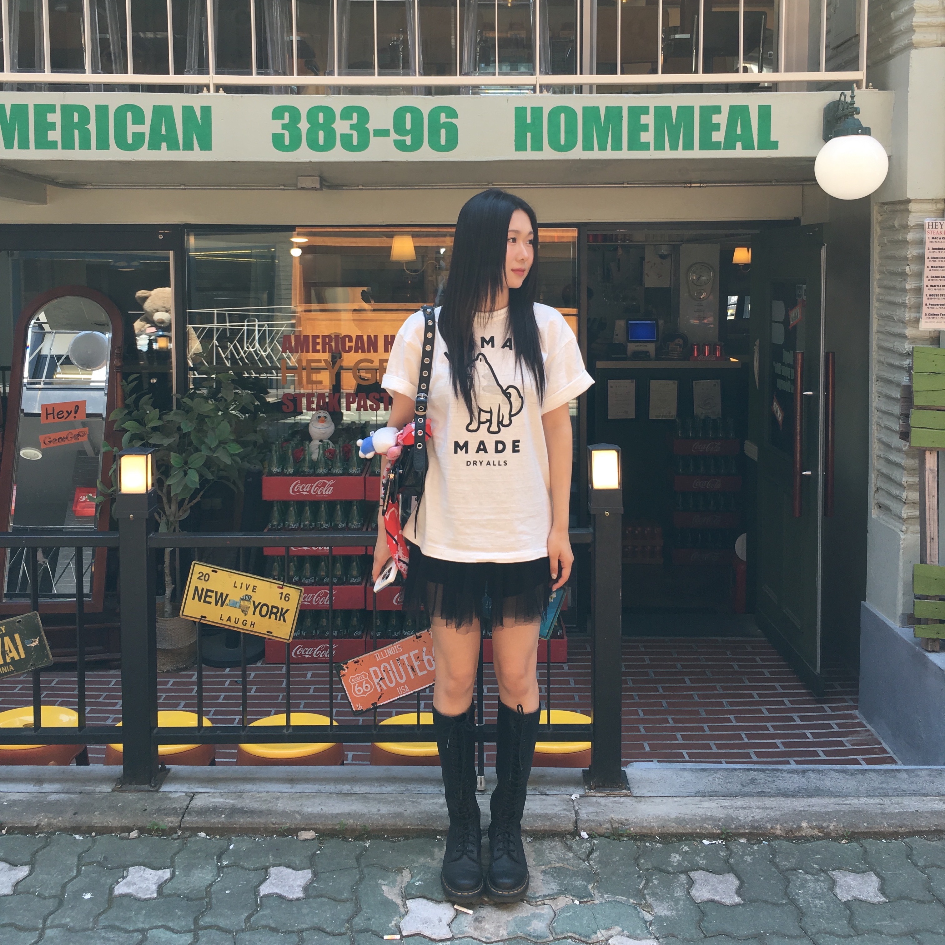 (W) Dr. Martens 1B60 Boots Black, Human Made Worksout 20th Anniversary Jindo Dog Graphic T-Shirt White 착용 스타일 - 1