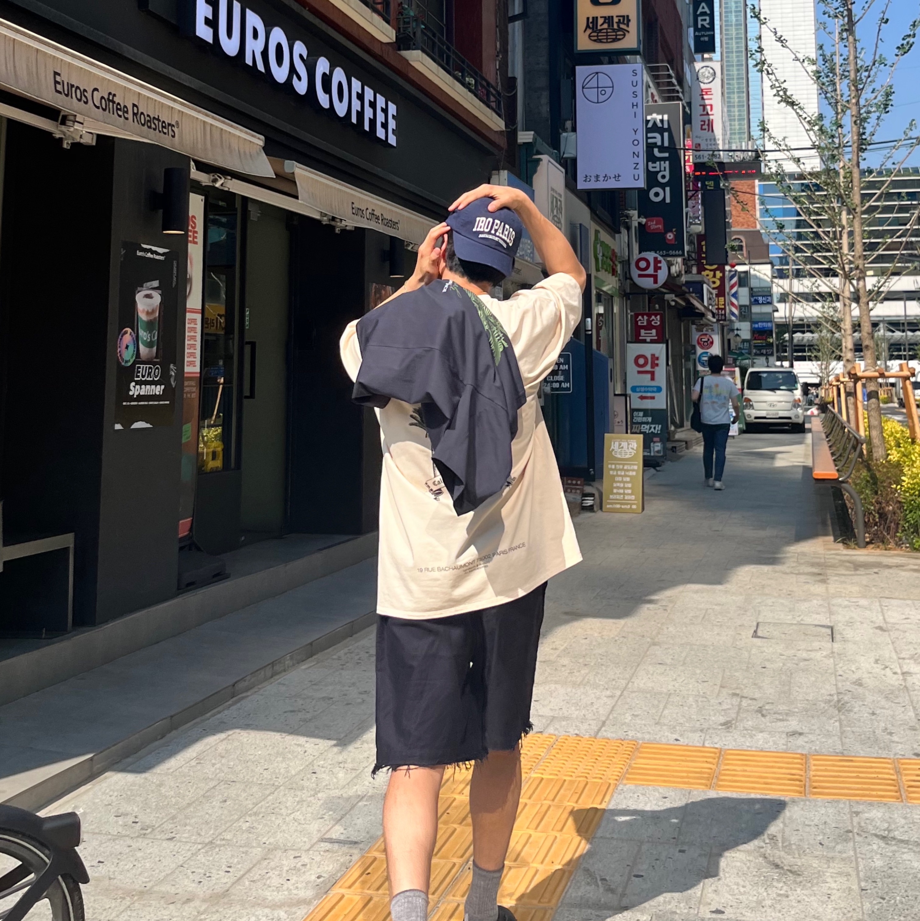 Iro Club De Paris Edition Cotton Ball Cap Navy, Iro Palmtree Graphic Semi Over Cotton T-Shirt Beige 착용 스타일 - 5