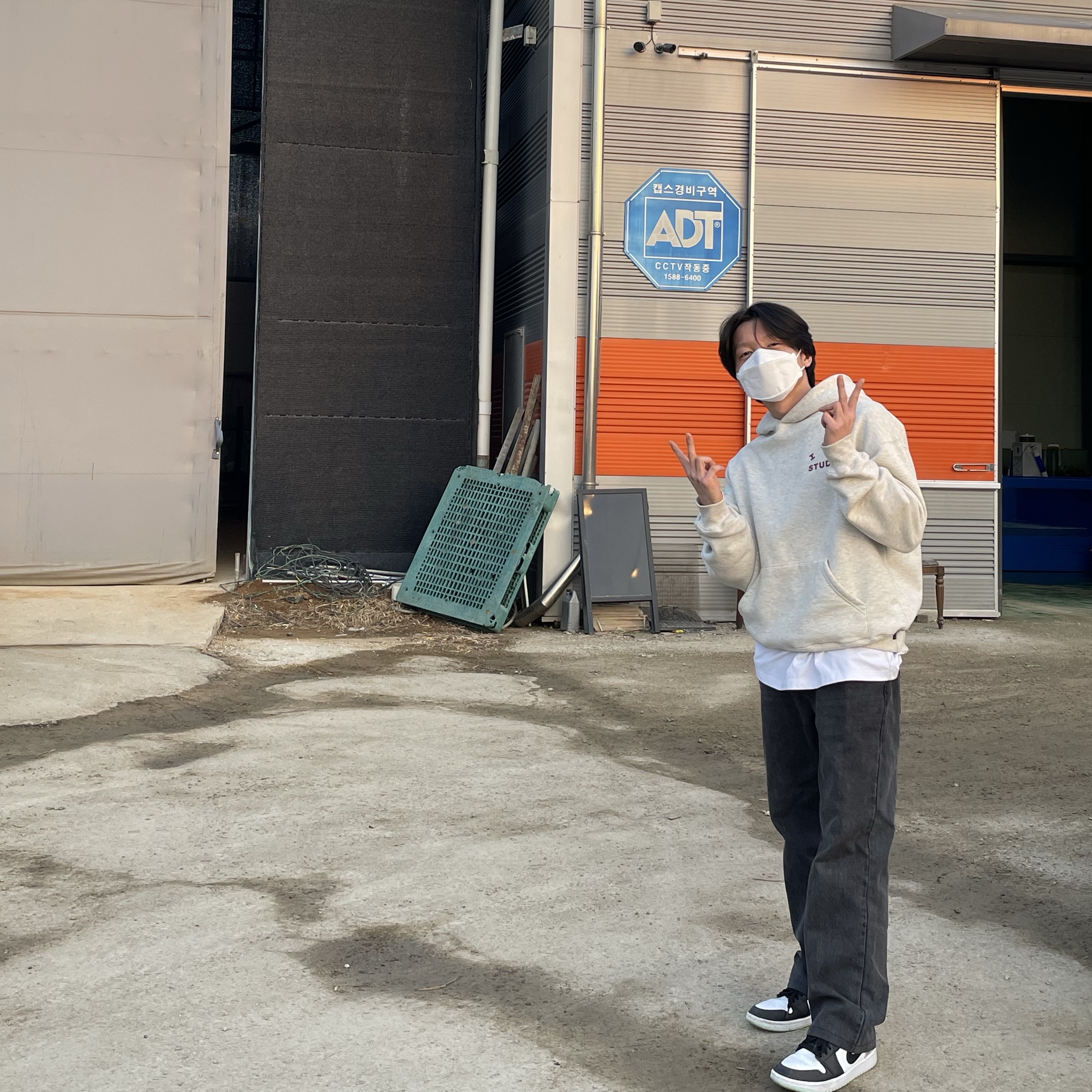 IAB Studio Hoodie Oatmeal Burgundy, Jordan 1 Low SE White Black Tie-Dye 착용 스타일