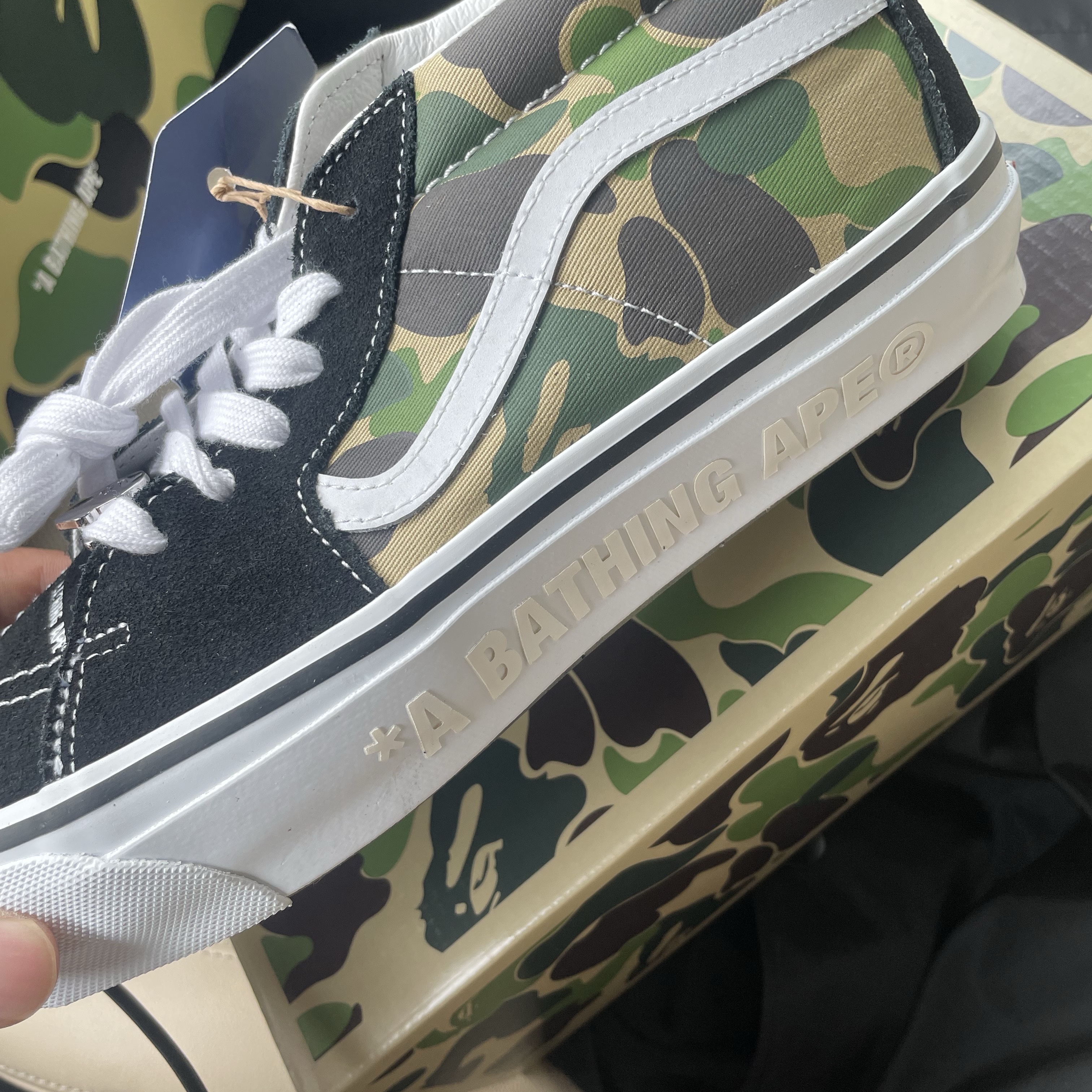 Vans x BAPE Sk8-Mid Reissue 83 LX Black 착용 스타일 - 3