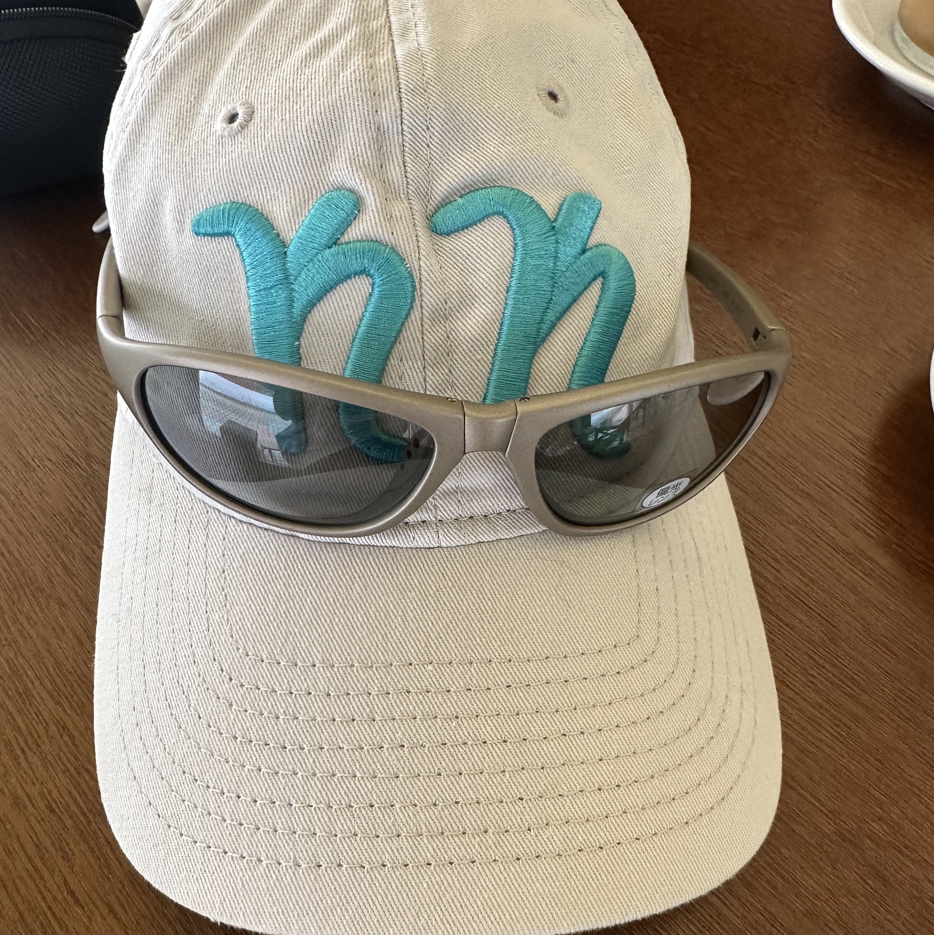 Montbell Trekking Glasses Silver Metallic Light Grey 착용 스타일 - 2
