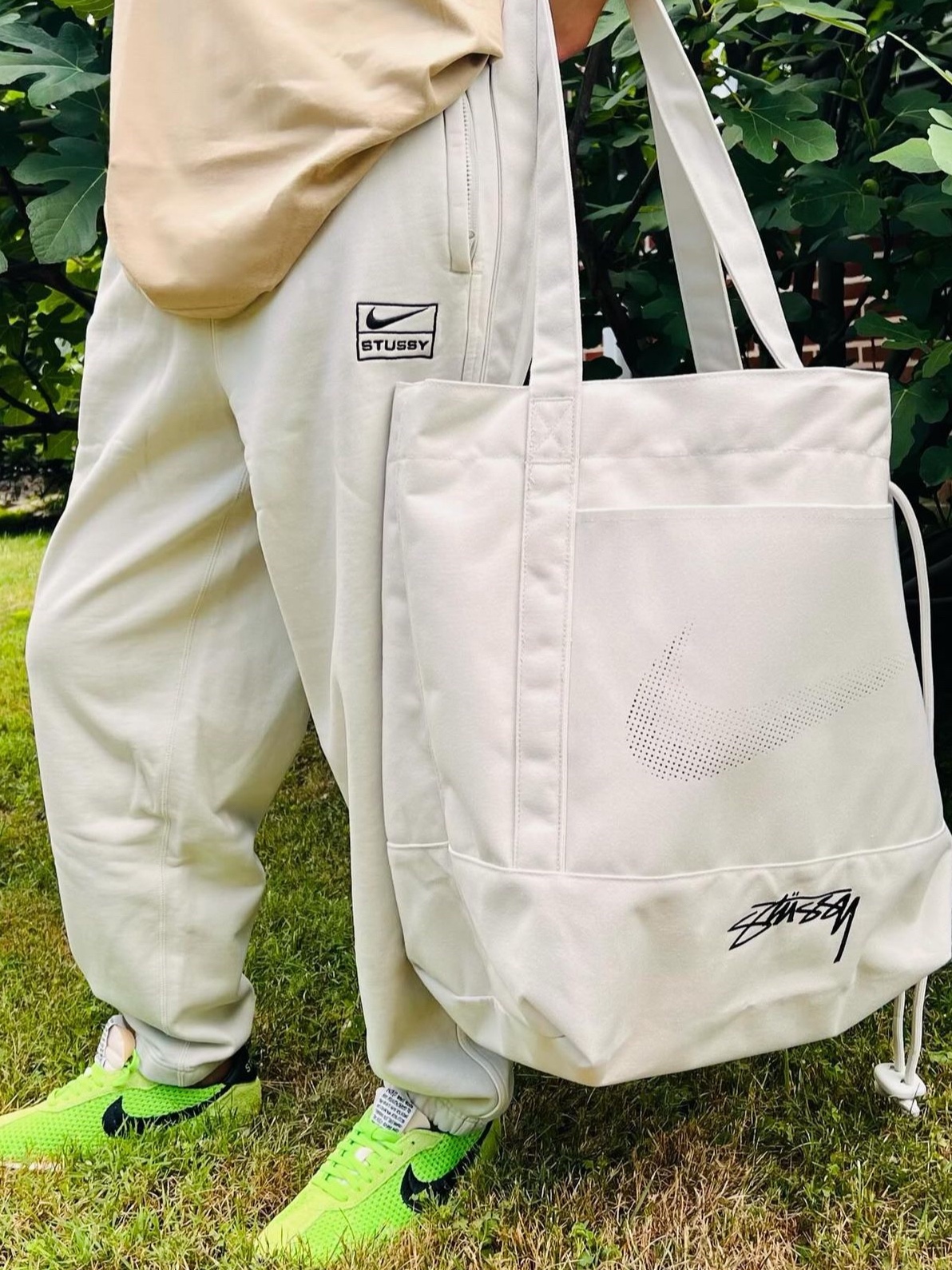 Nike x Stussy Tote Bag Light Bone 착용 스타일
