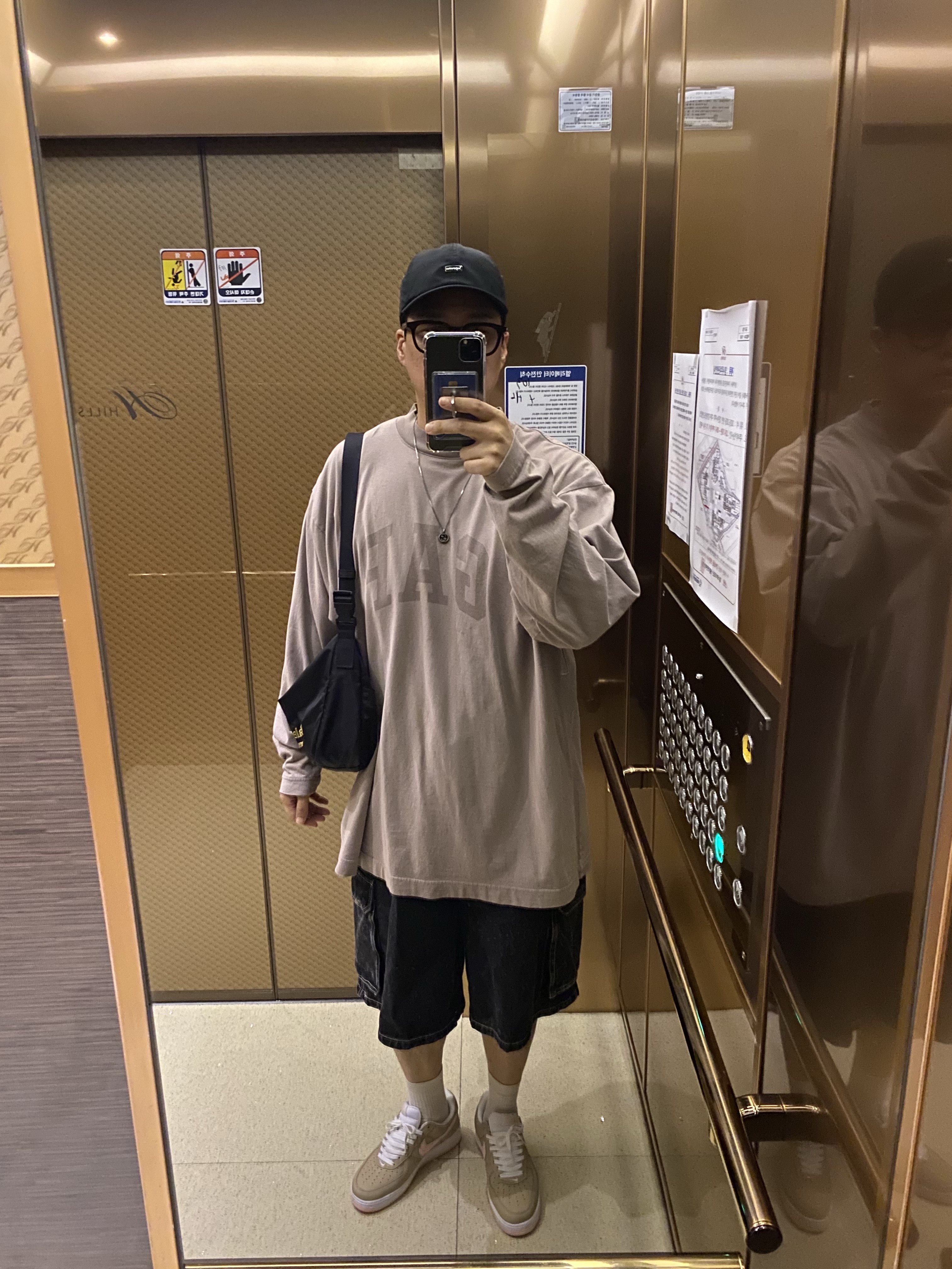 Yeezy Gap Engineered By Balenciaga Dove Long Sleeve T-Shirt Beige, Supreme Enamel Logo 6-Panel Black - 23FW 착용 스타일