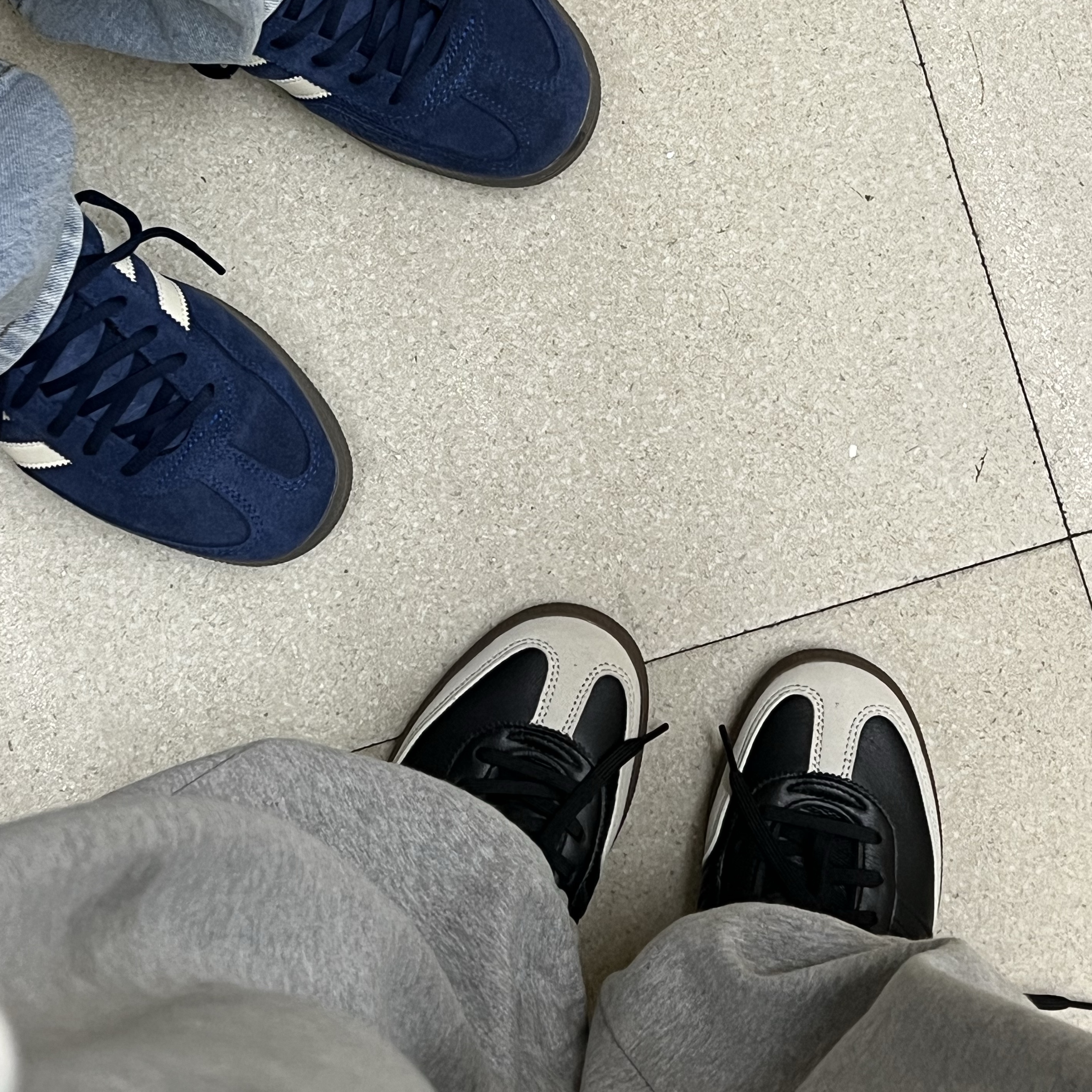 Adidas Spezial Handball Core Black Orbit Grey, Adidas Spezial Handball Night Indigo 착용 스타일 - 1