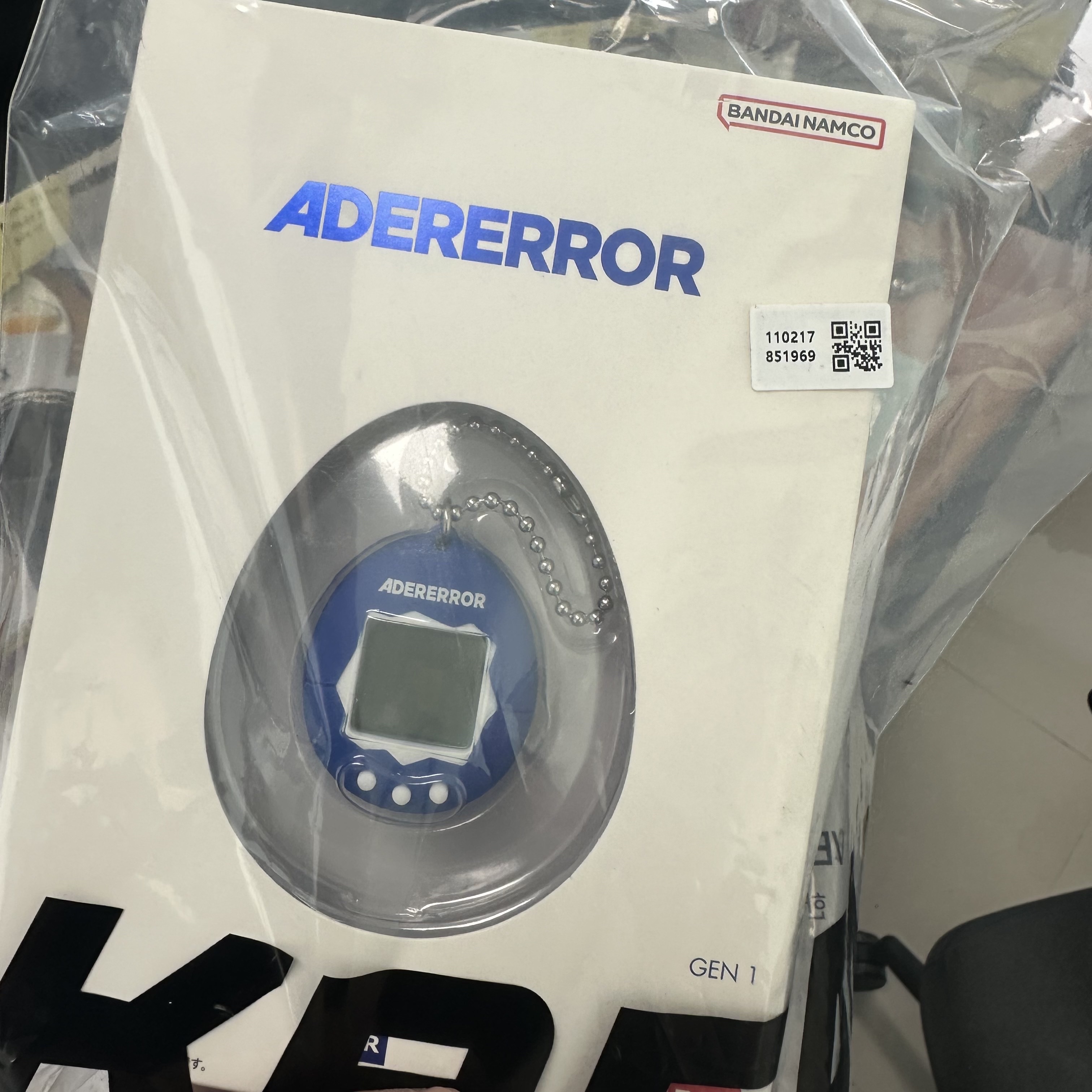 Ader Error x Bandai Original Tamagotchi Z-Blue 착용 스타일 - 1