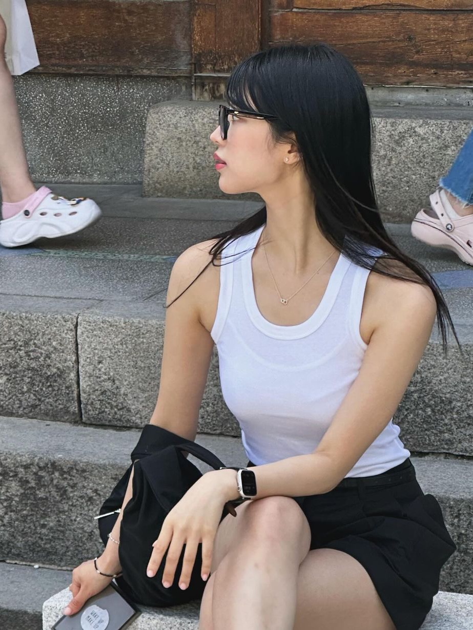 Siyazu SITP5152 Cotton-Modal Scoop-Neck Sleeveless Ivory, Siyazu SITP5152 Cotton-Modal Scoop-Neck Sleeveless Black 착용 스타일