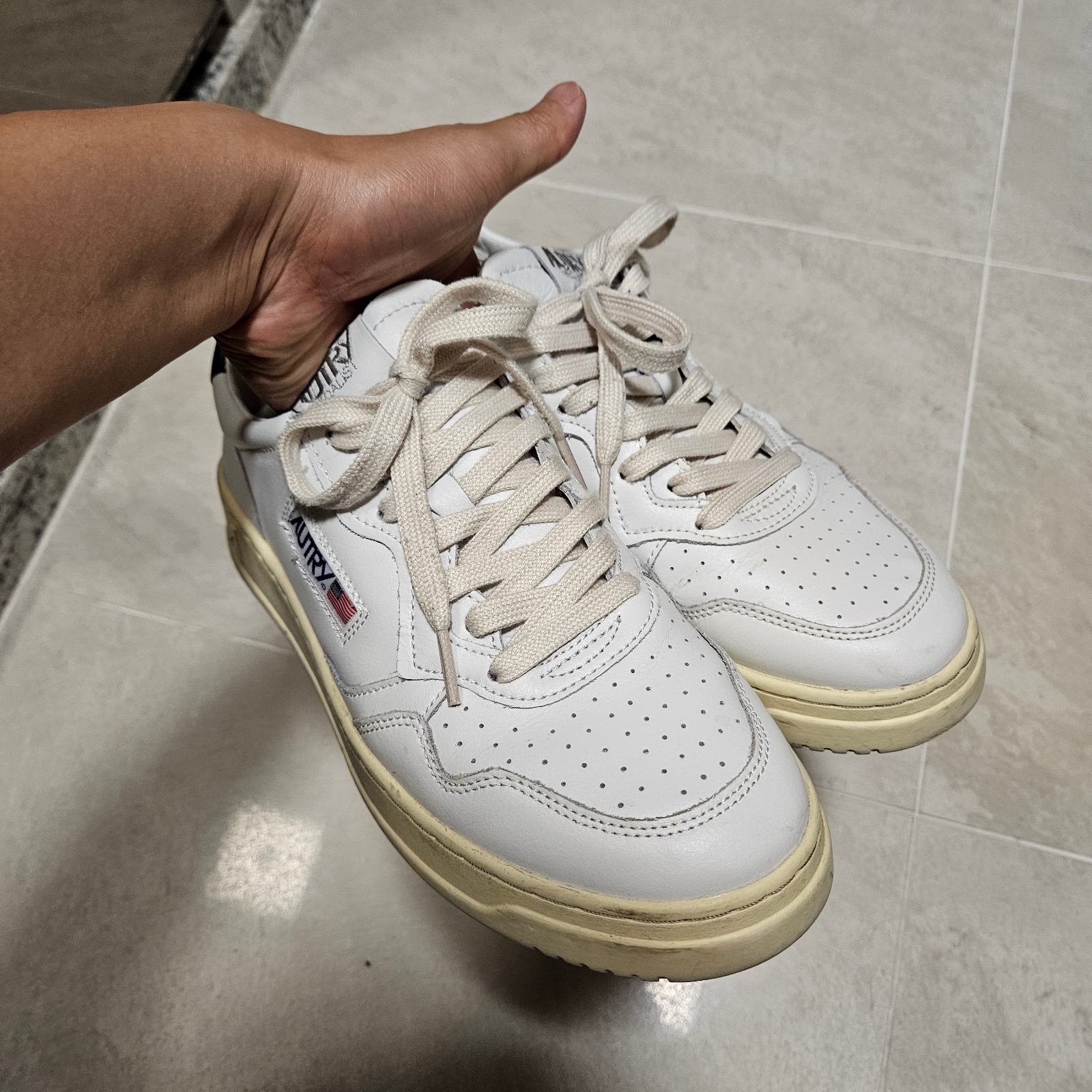 Autry Medalist Low Leather Sneakers White Blue 착용 스타일