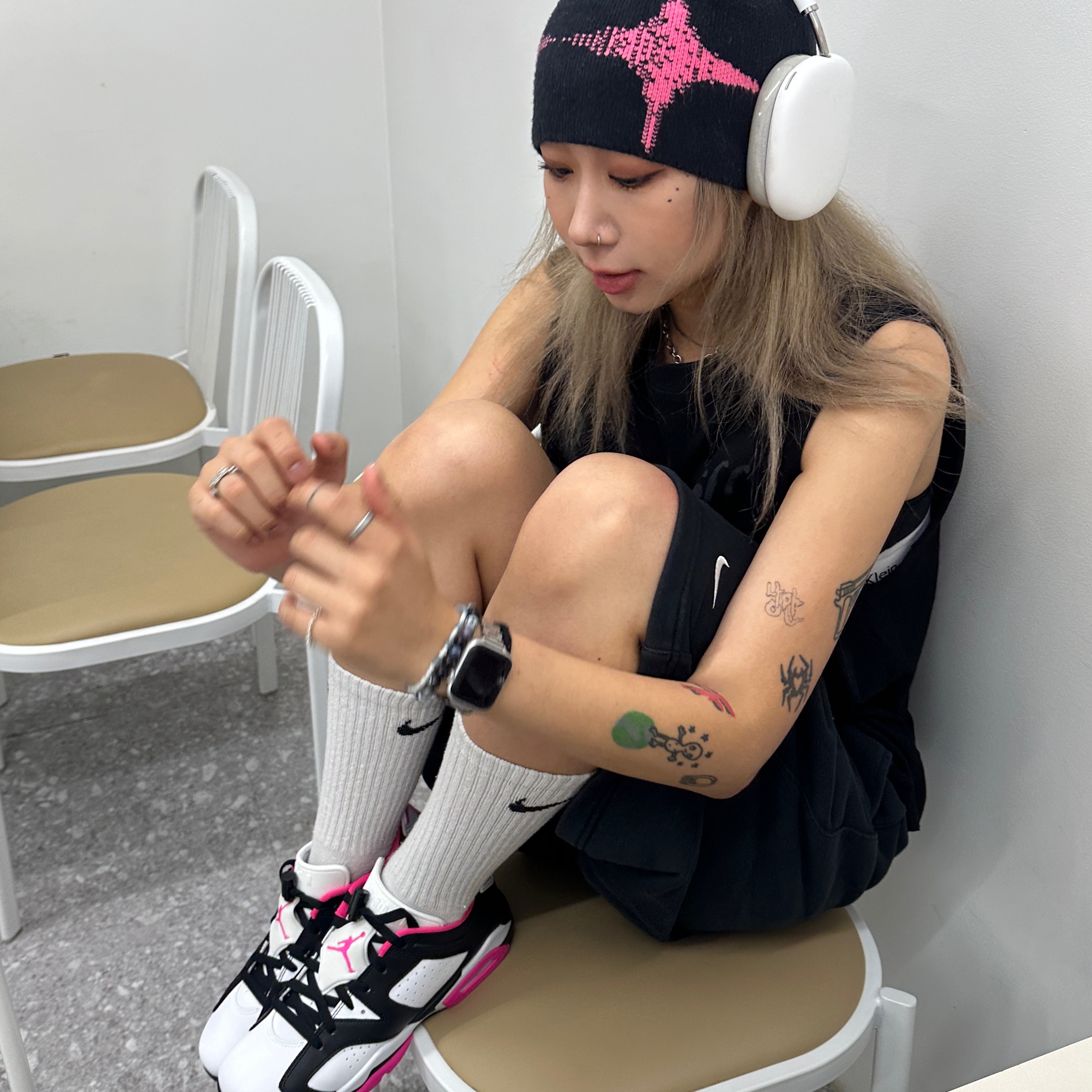 (GS) Jordan 6 Low Fierce Pink, Apple AirPods Max Lightning Silver (Korean Ver.) 착용 스타일 - 2