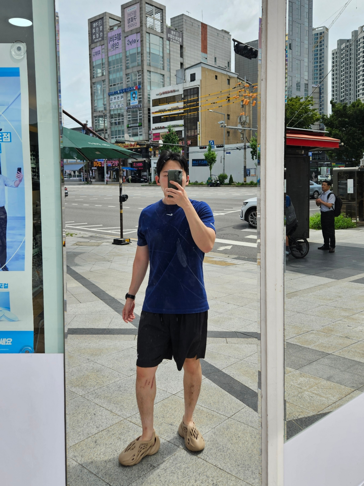 Adidas Yeezy Foam RNNR Mist, Nike x Drake Nocta Cardinal Stock Essential T-Shirt Navy - US/EU 착용 스타일