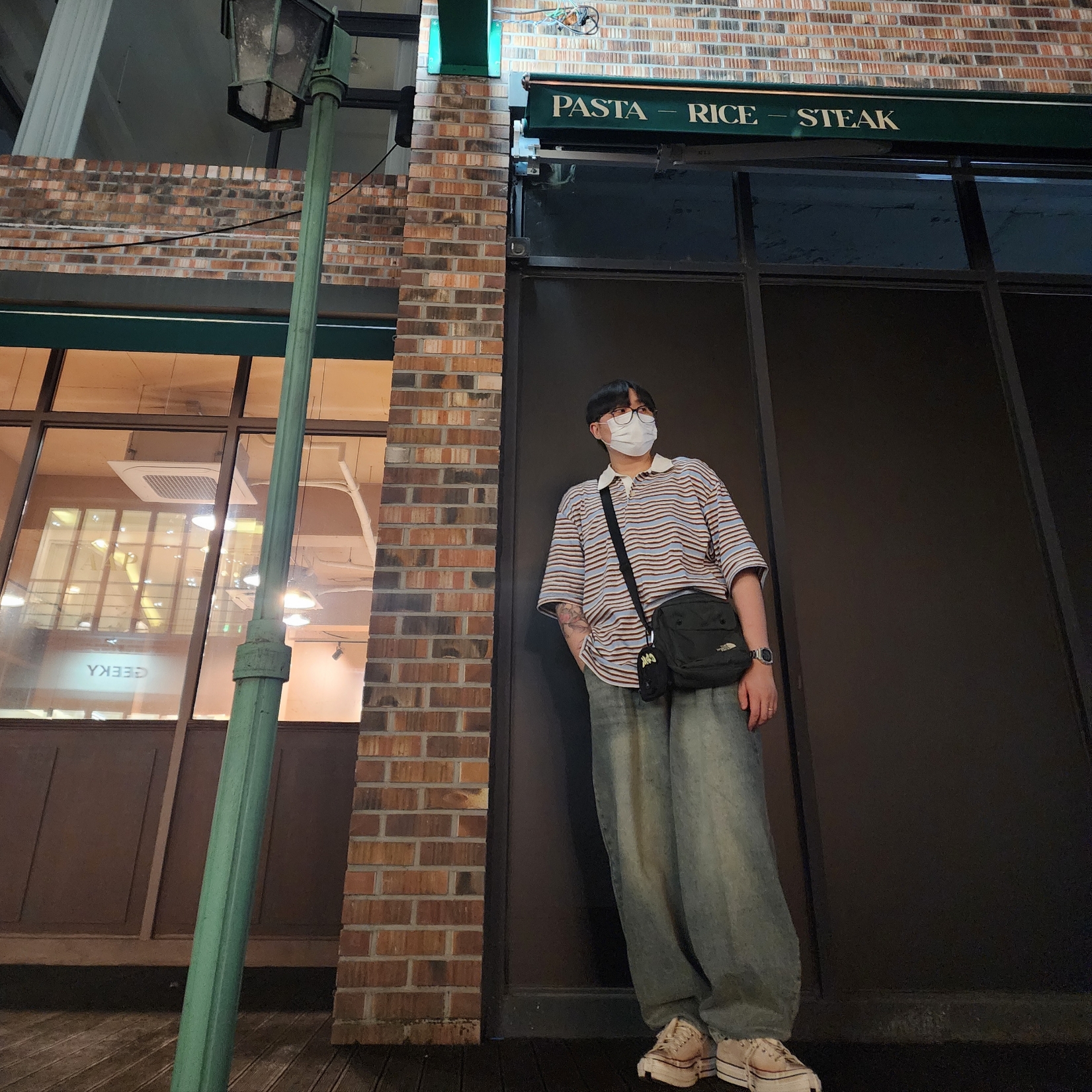 Converse x Feng Chen Wang Chuck 70 Ox 2-in-1 Brown Rice, Gentle Monster Jeff 01 Black 착용 스타일 - 3