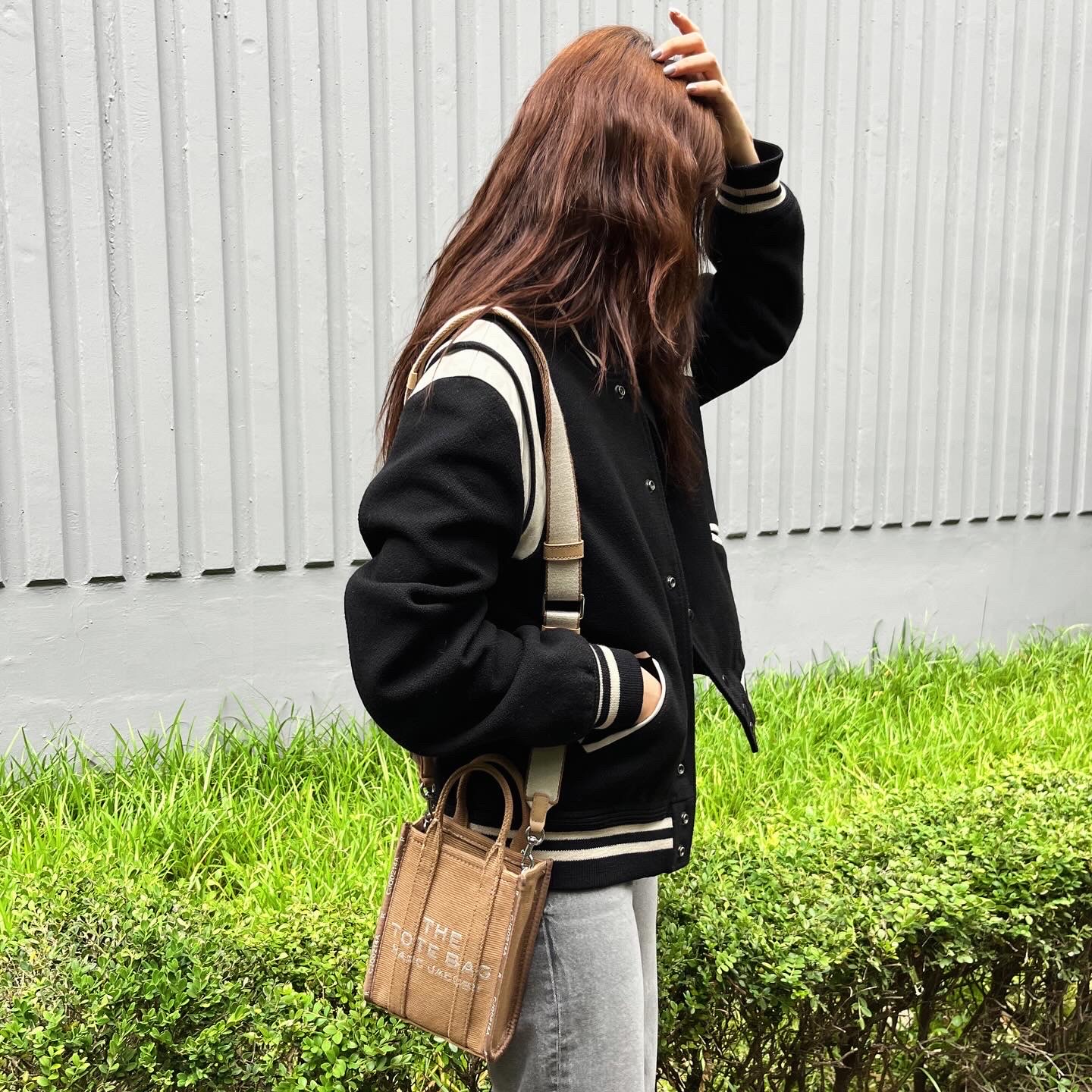 (W) Saint Laurent Teddy Jacket in Wool Black, Marc Jacobs The Jaquard Crossbody Tote Bag Warm Sand 착용 스타일 - 3