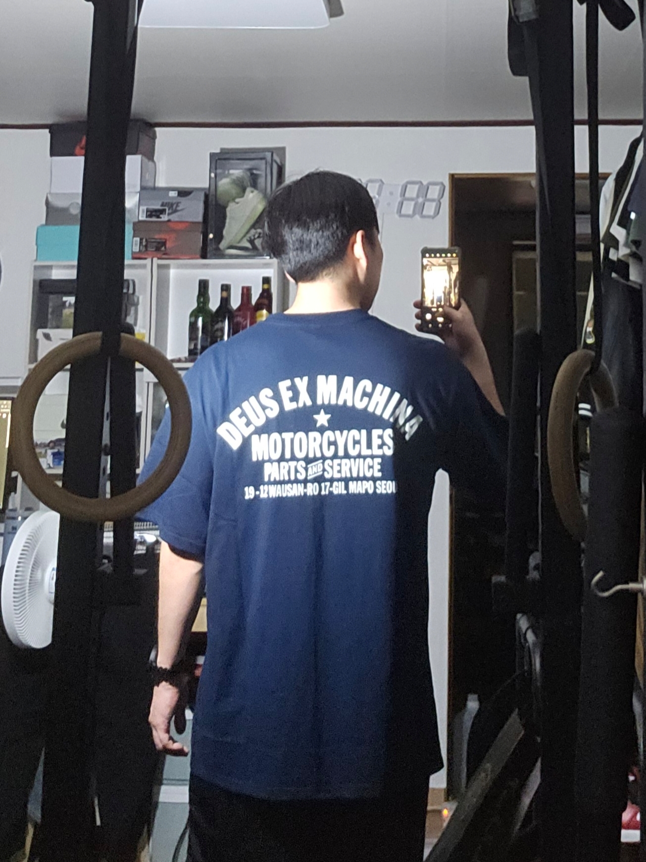 Deus Ex Machina Seoul Address T-Shirt Navy 착용 스타일