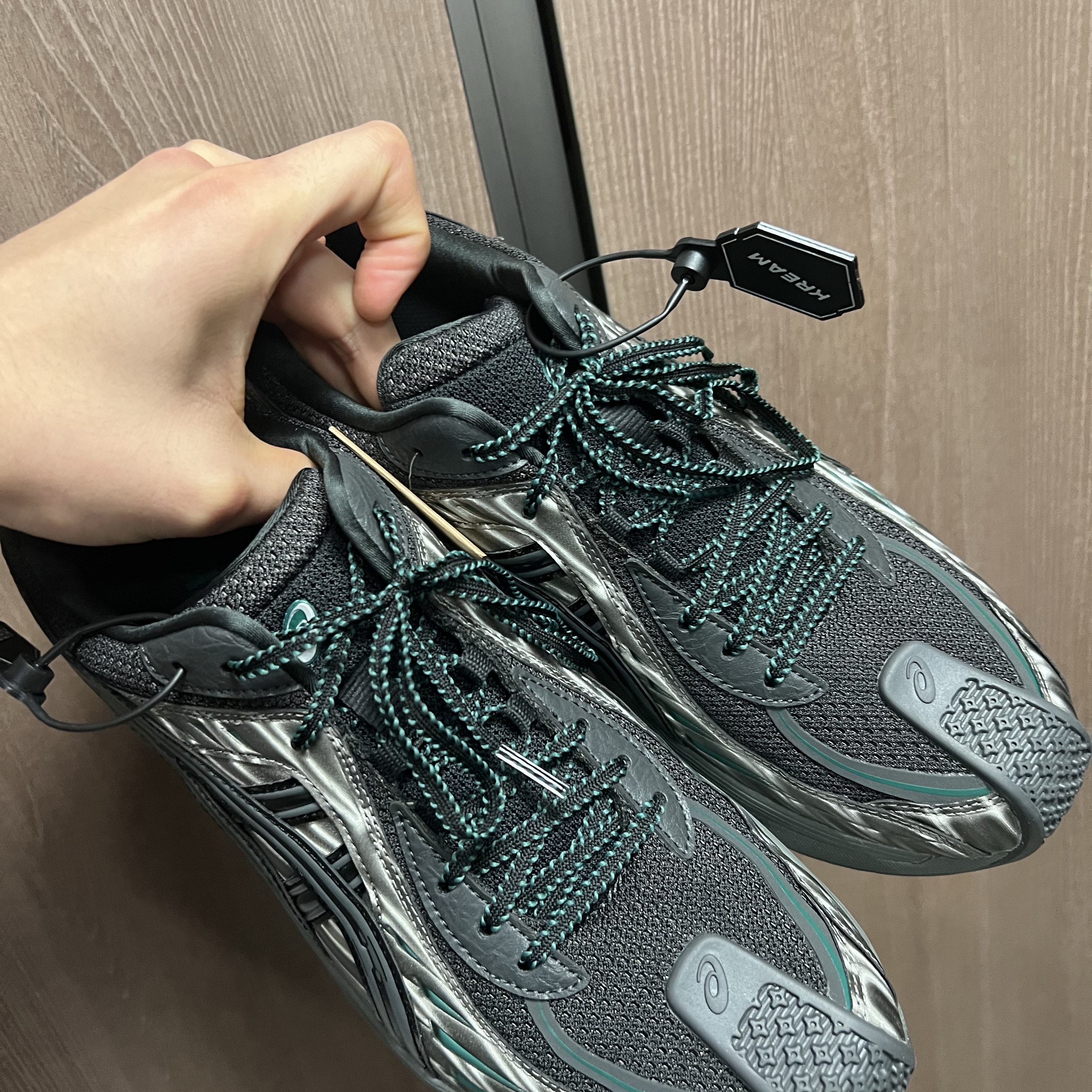 (W) Asics x Kiko Kostadinov Gel-Flammae Grey Black 착용 스타일 - 3
