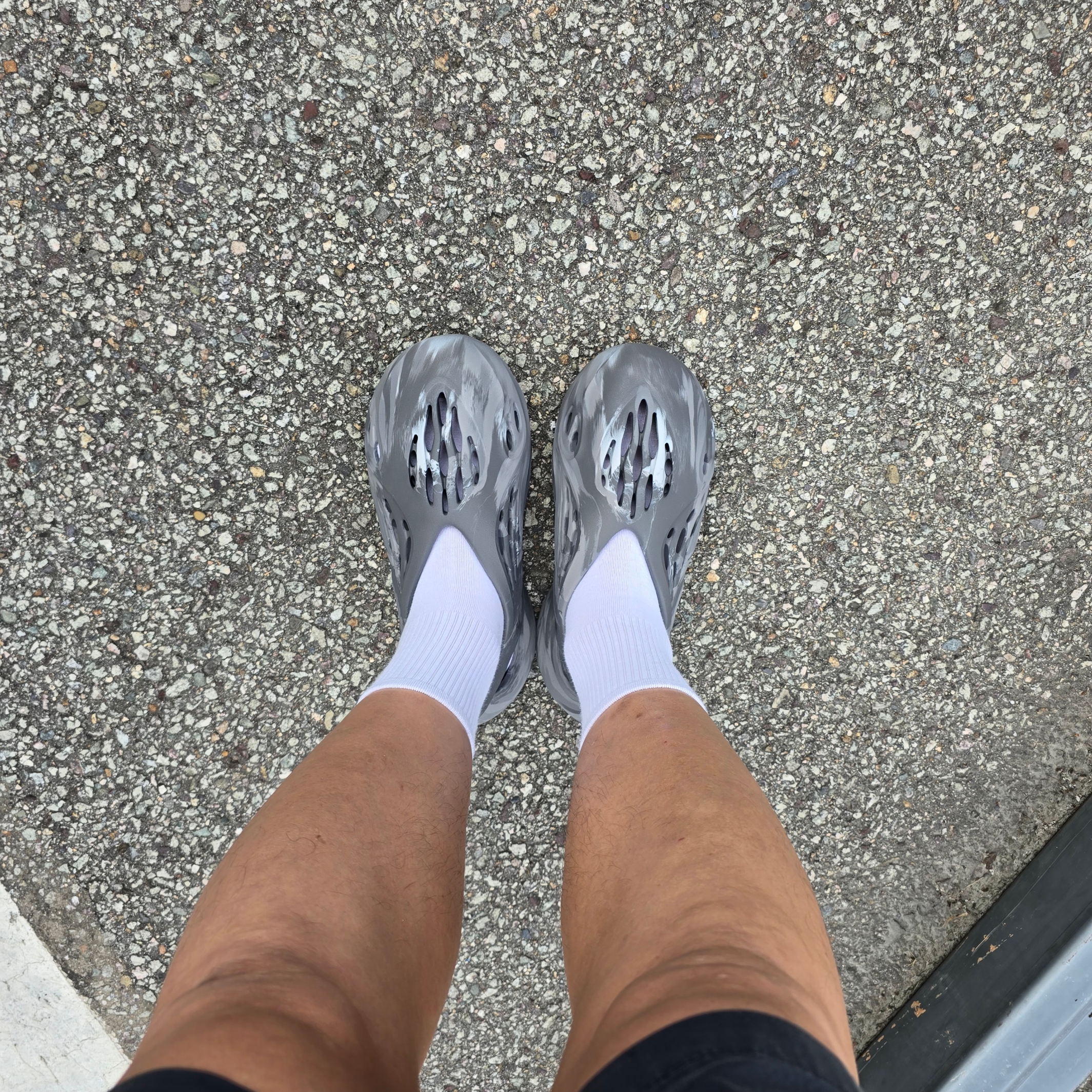 Adidas Yeezy Foam RNNR MX Granite 착용 스타일 - 2