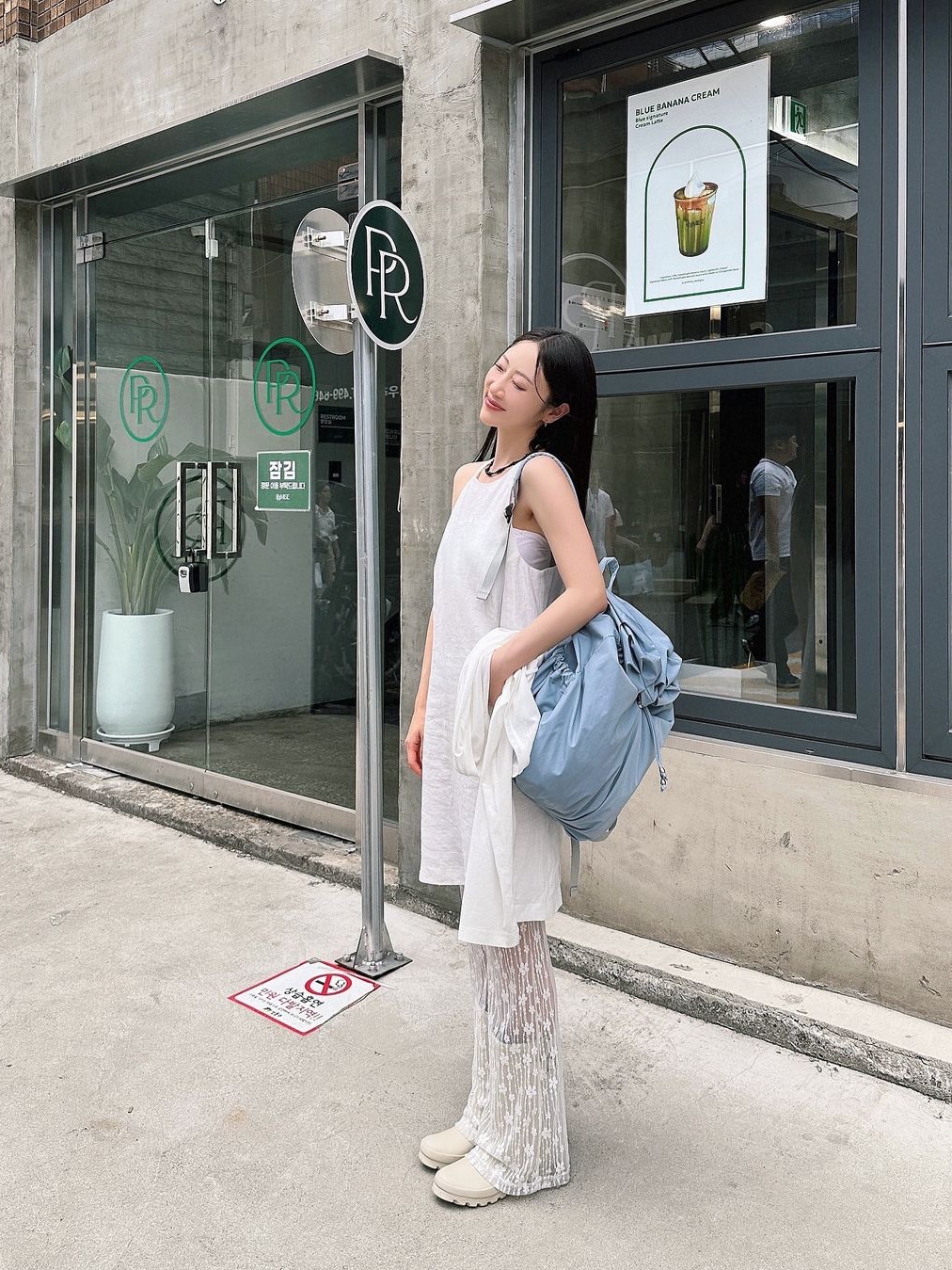 ACOC Blooming Backpack Ice Blue 착용 스타일