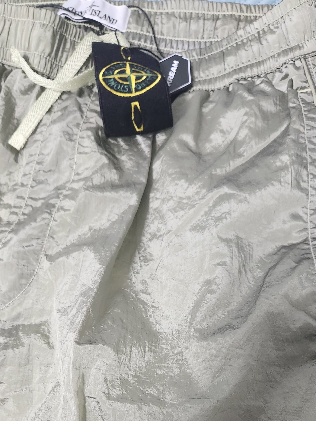 Stone Island L1721 Nylon Metal Garment Dyed Bermuda Shorts Light Green - 22SS 착용 스타일