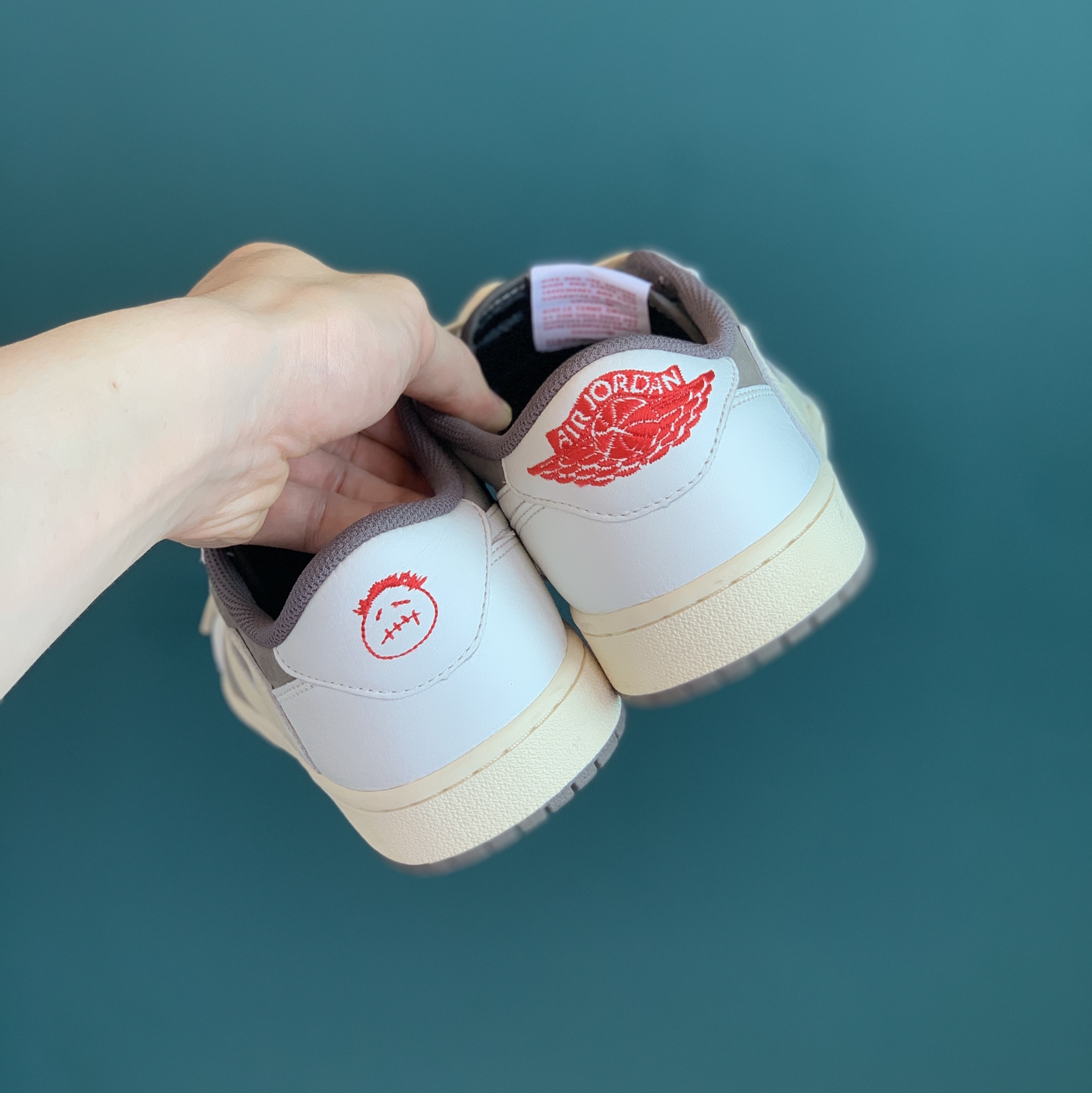 Jordan 1 x Travis Scott Retro Low OG SP Sail and Ridgerock 착용 스타일