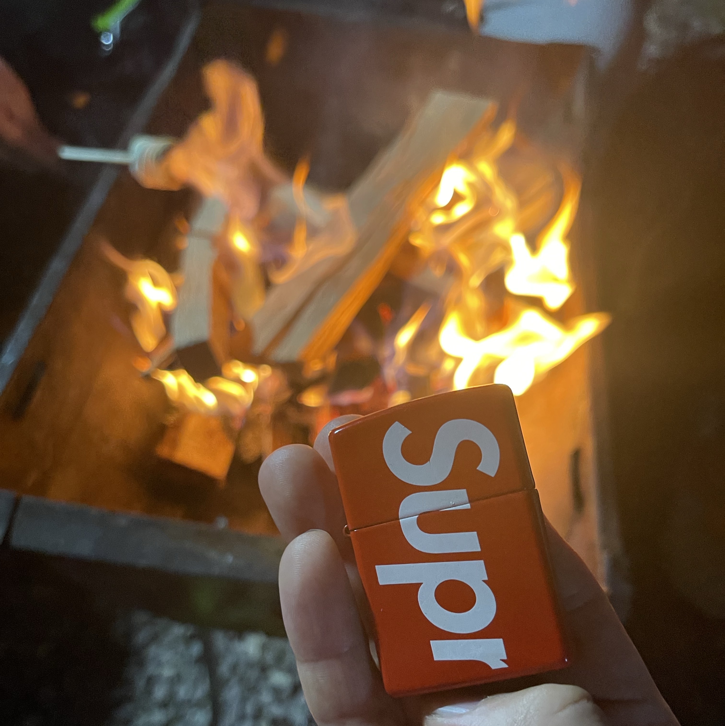 Supreme Logo Zippo Red 착용 스타일
