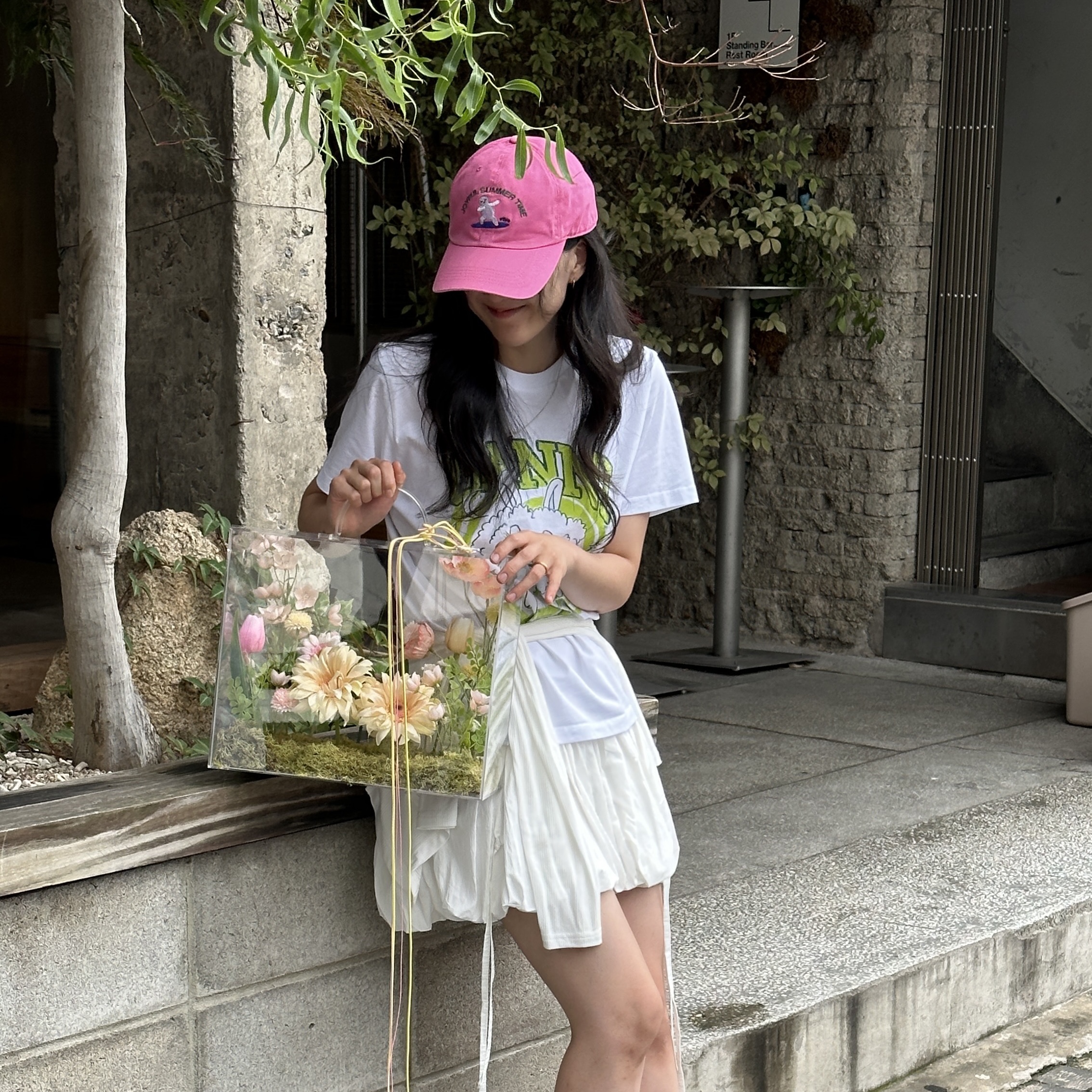 (W) Ganni Relaxed Bunny T-Shirt Bright White 착용 스타일