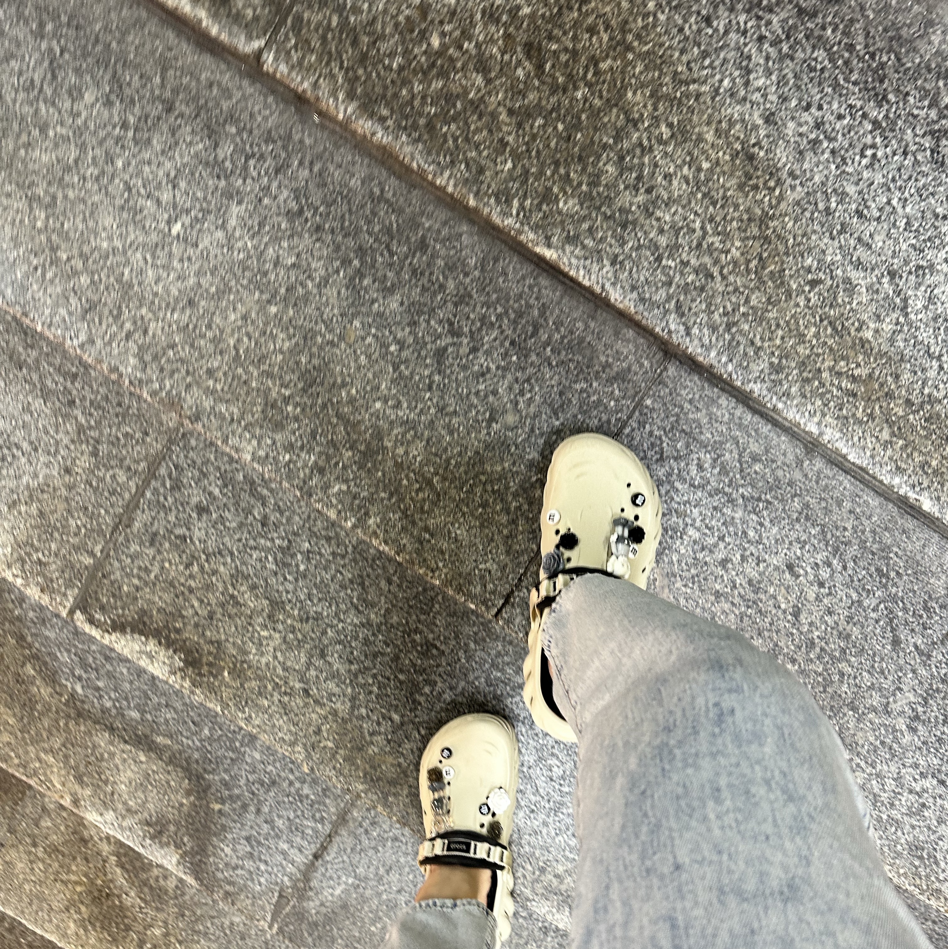 Crocs Echo Clog Bone Black 착용 스타일