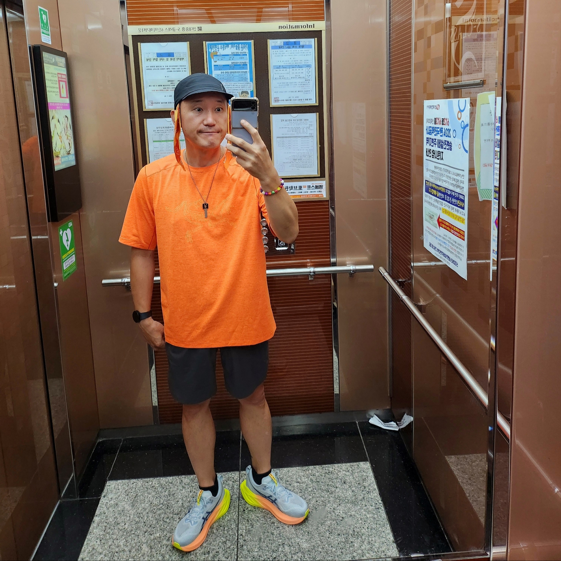 Arc'teryx Cormac Logo SS T-Shirt Black Heather, Arc'teryx Norvan Shorts 5 Inch Black 착용 스타일 - 1