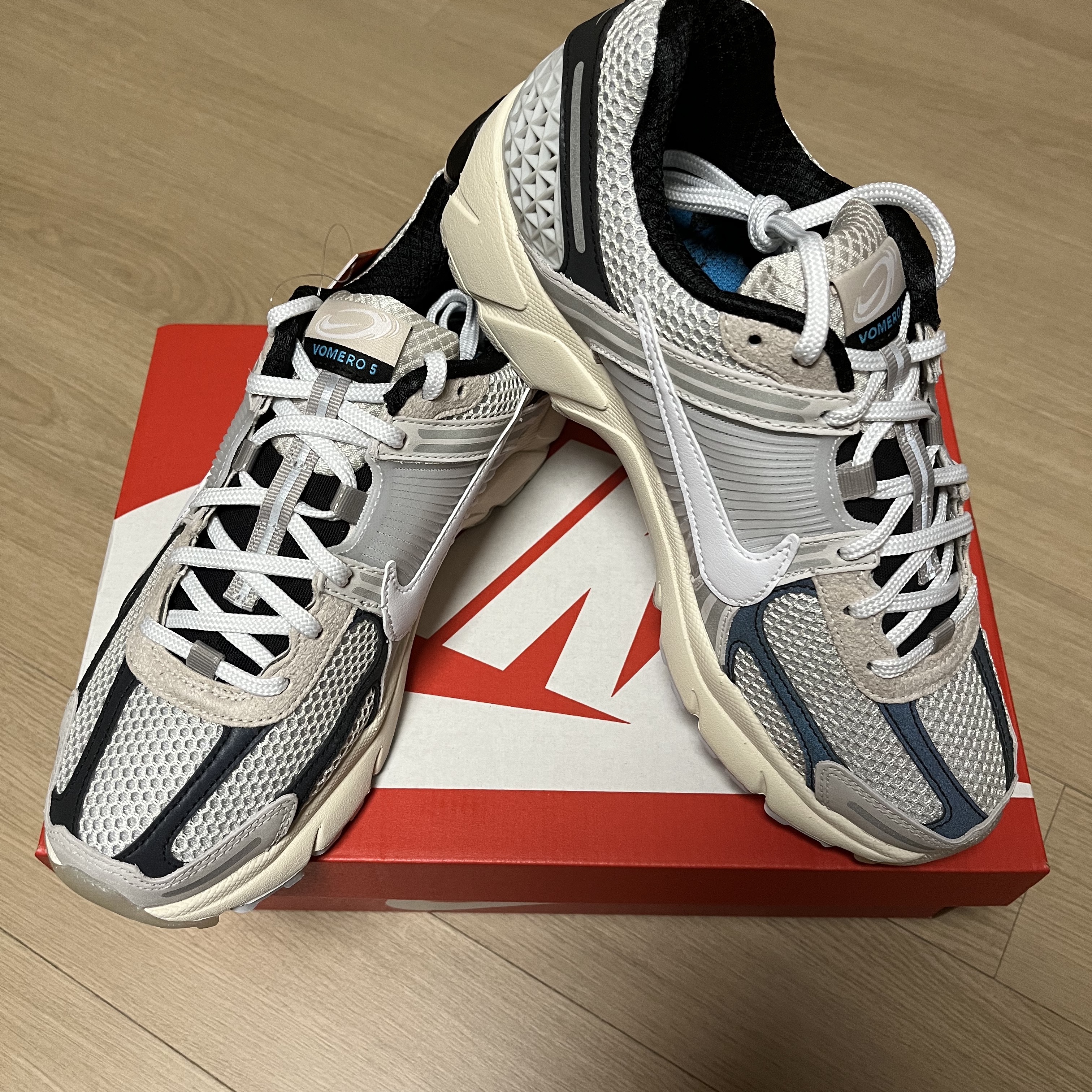 Nike Zoom Vomero 5 Light Bone and Black 착용 스타일