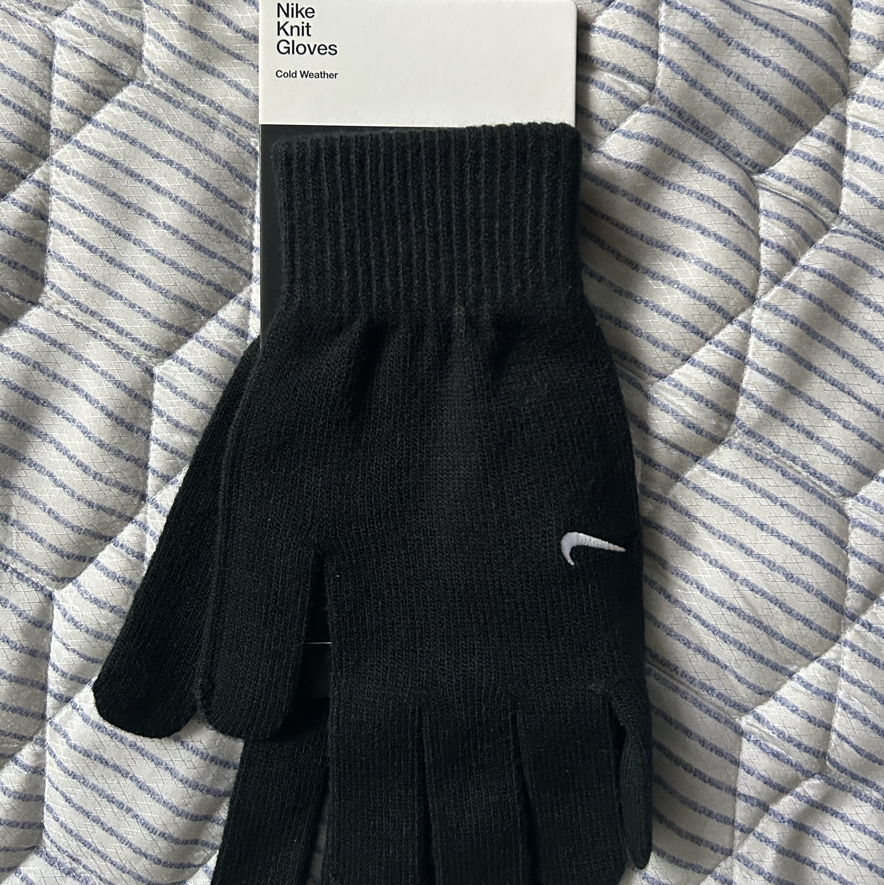 Nike Swoosh Knit Glove 2.0 Black 착용 스타일