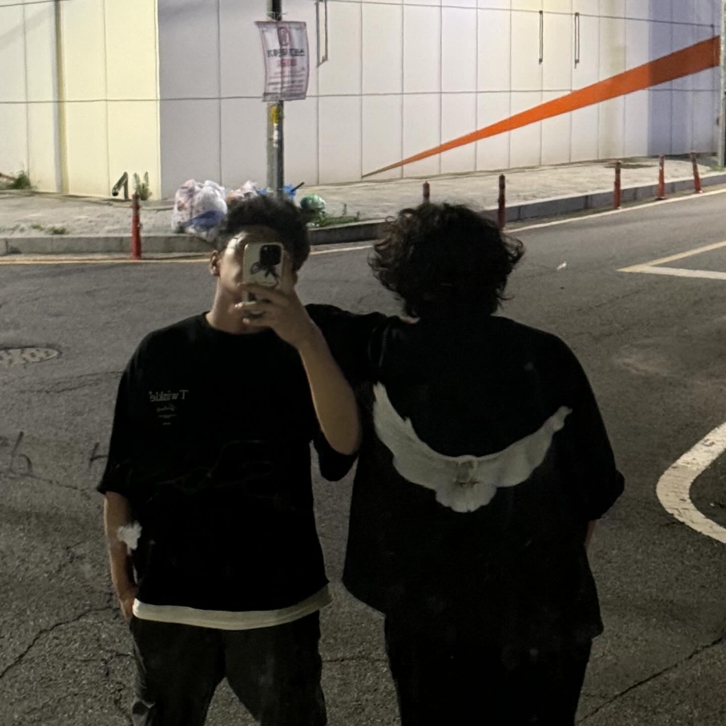 Yeezy Gap Engineered By Balenciaga Dove 3/4 Sleeve T-Shirt Black, Nike Air Force 1 Low '07 Purple Skeleton 착용 스타일