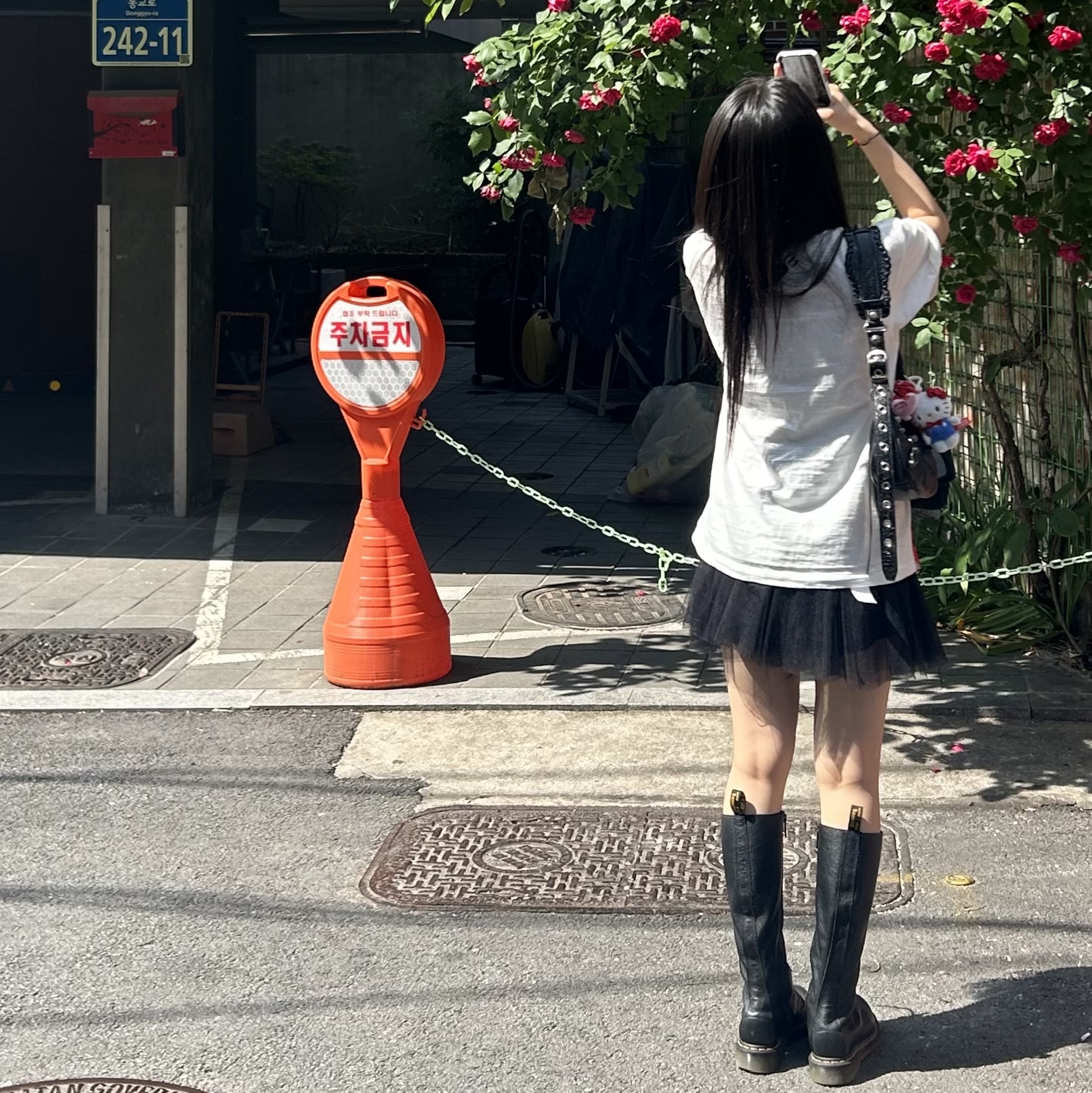 (W) Dr. Martens 1B60 Boots Black, Human Made Worksout 20th Anniversary Jindo Dog Graphic T-Shirt White 착용 스타일 - 3