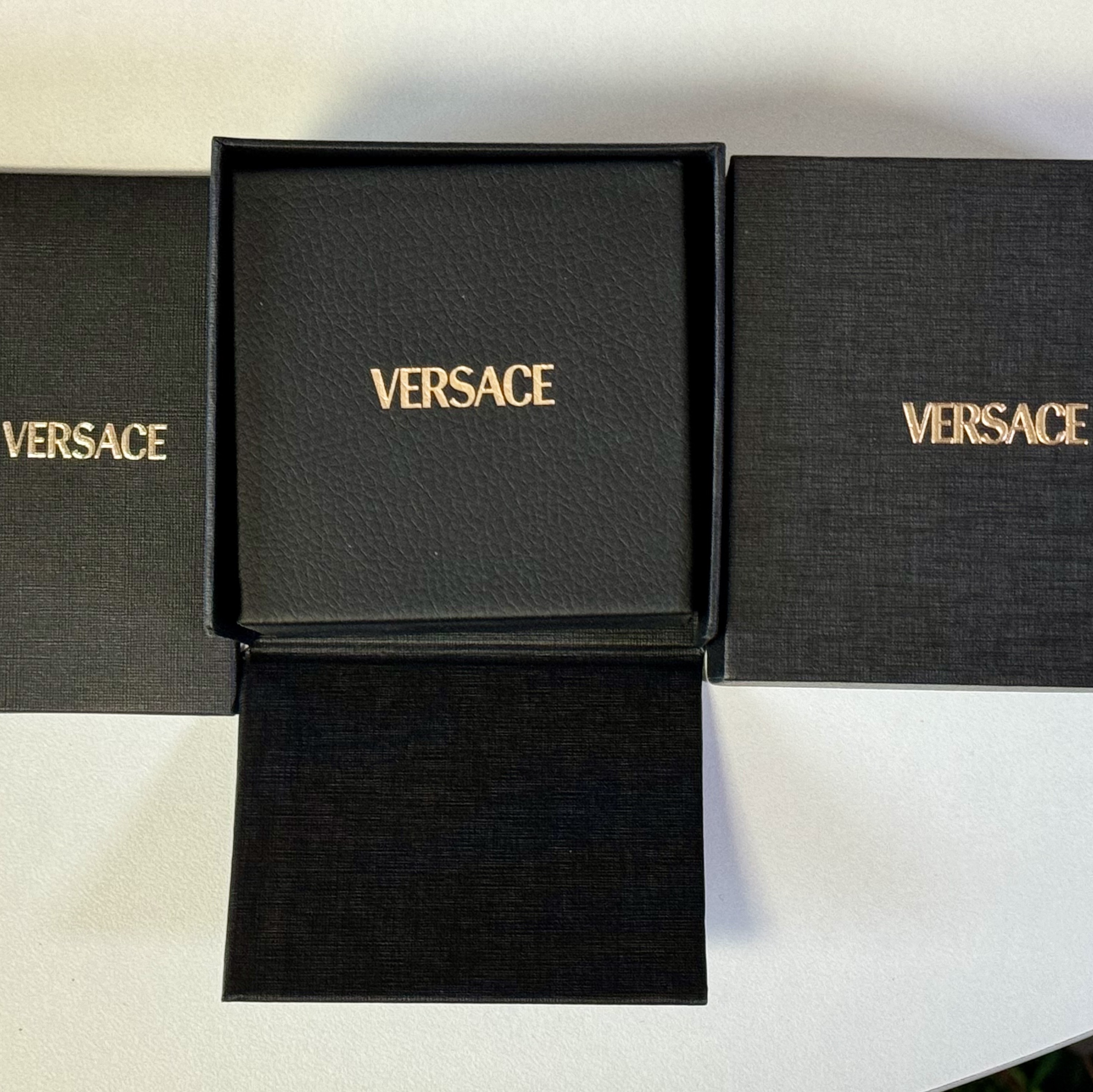 Versace Logo Necklace Gold, Versace Enamel Medusa Necklace Black Gold 착용 스타일 - 3