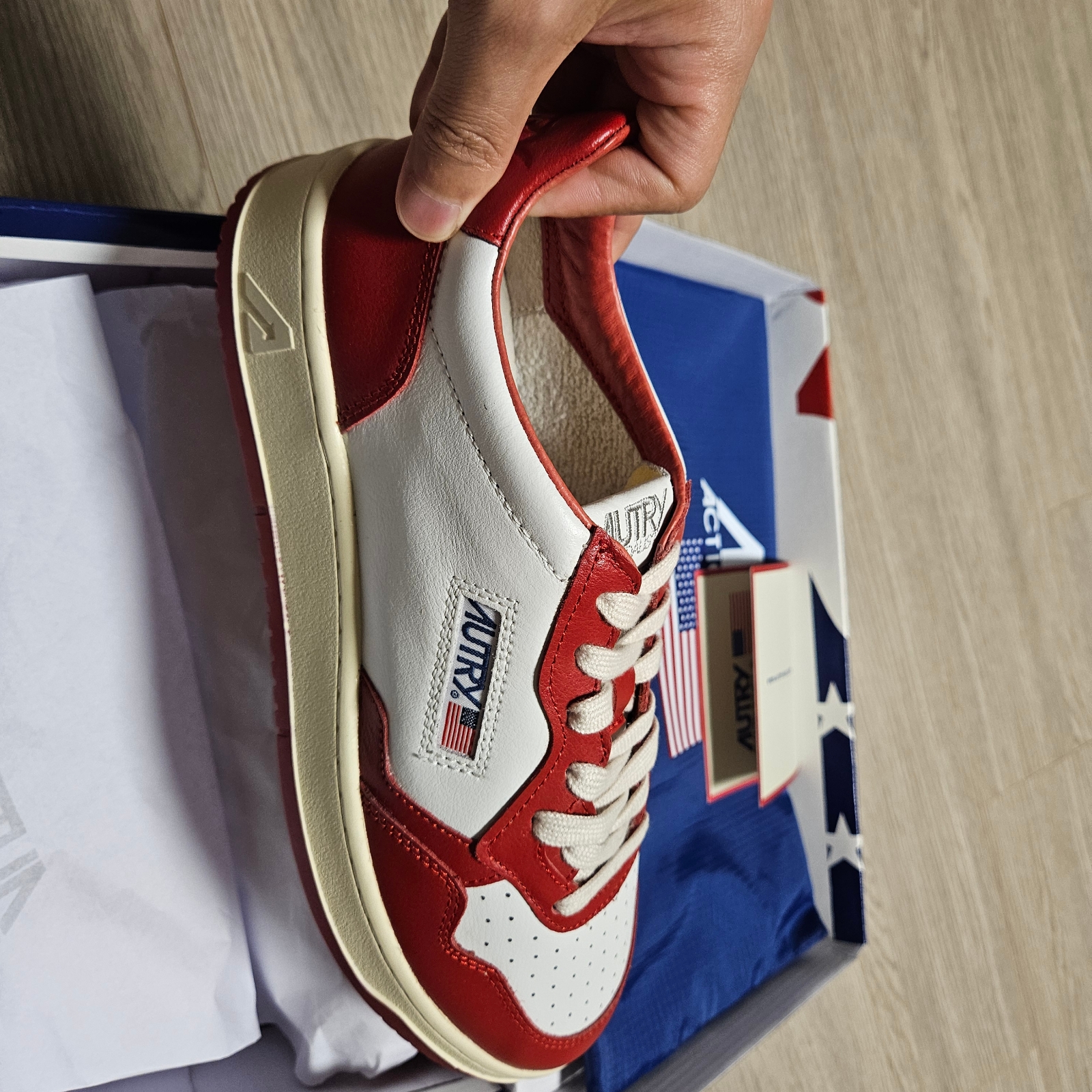 Autry Medalist Low Leather Sneakers Red White 착용 스타일