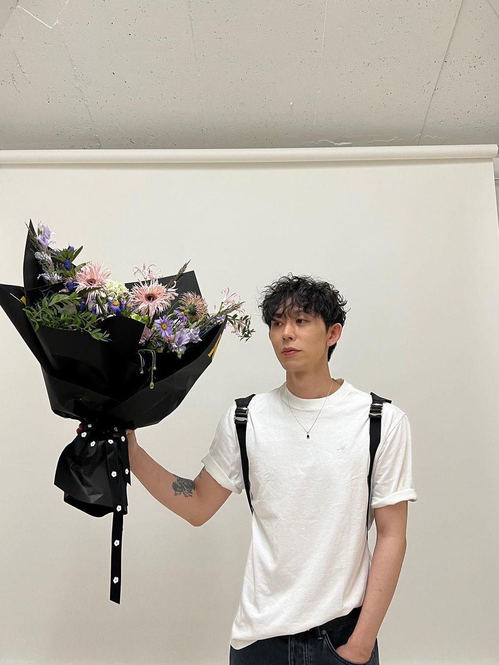 Wooyoungmi Cotton Back Logo T-Shirt White - 24SS, Supreme Small Box T-Shirt White - 24SS 착용 스타일 - 5