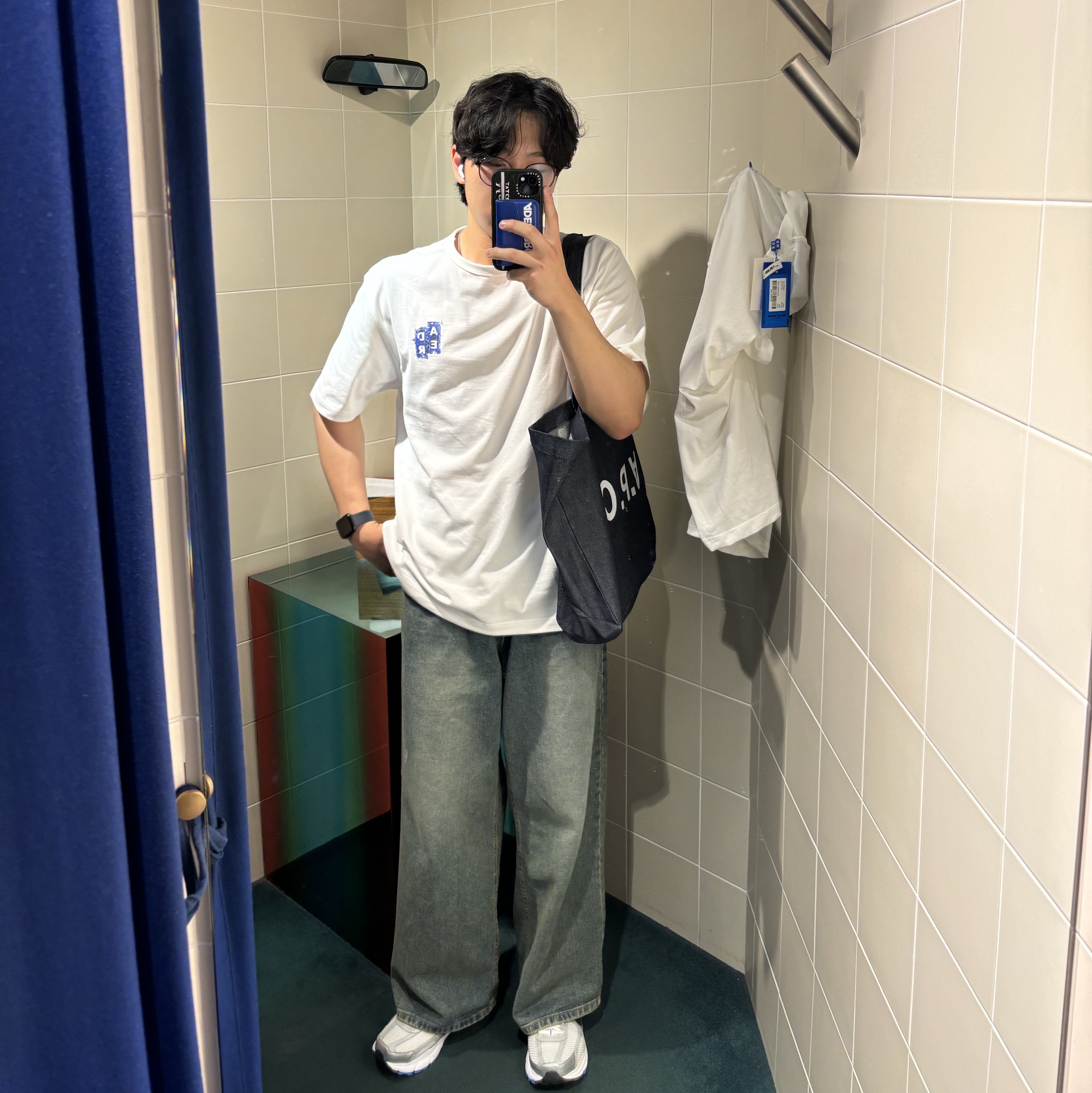 A.P.C. Daniela Shopping Bag Indigo, Ader Error Standic Magsafe Wallet Z-Blue 착용 스타일 - 1