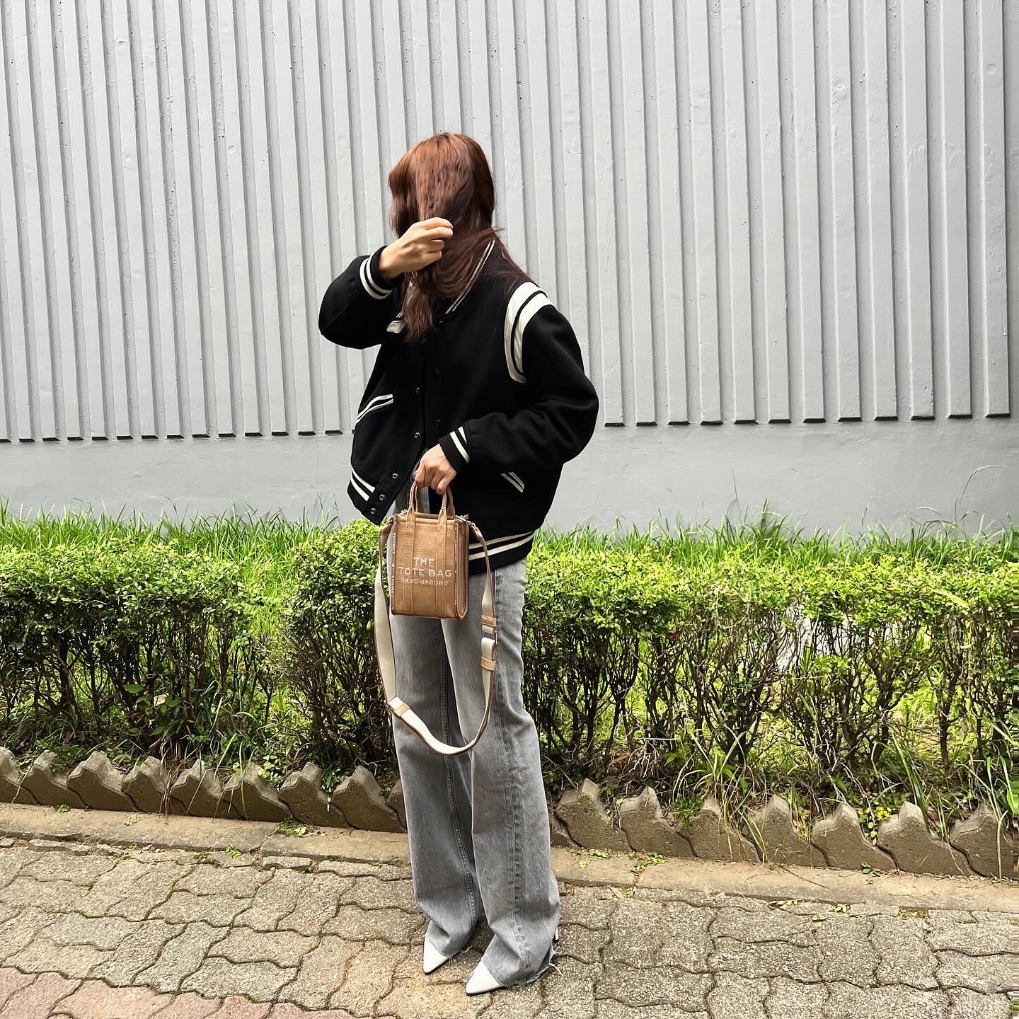 (W) Saint Laurent Teddy Jacket in Wool Black, Marc Jacobs The Jaquard Crossbody Tote Bag Warm Sand 착용 스타일 - 4