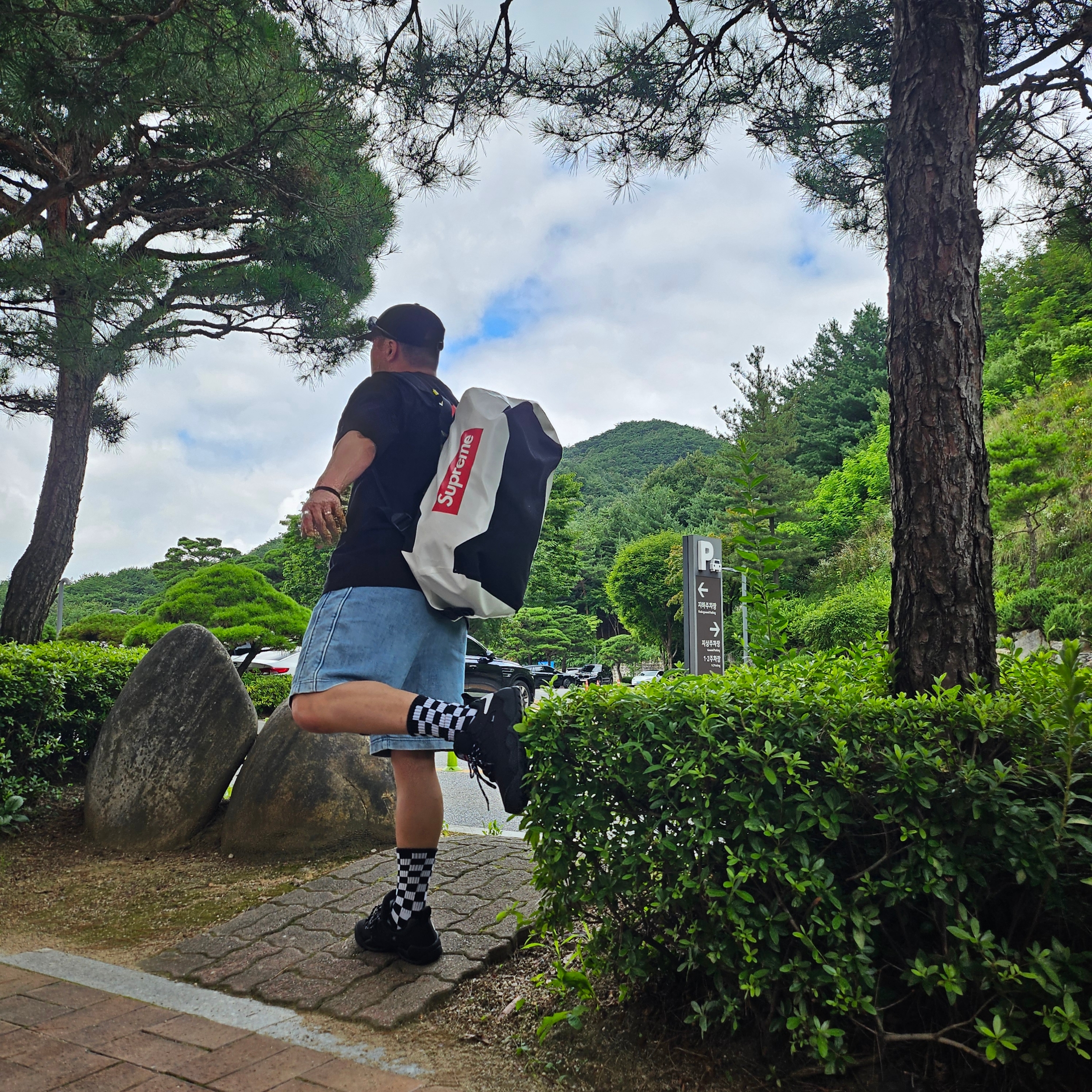 Supreme Warm Up 6-Panel Black - 23FW, Supreme x Ortlieb Duffle Bag White - 24SS 착용 스타일 - 1