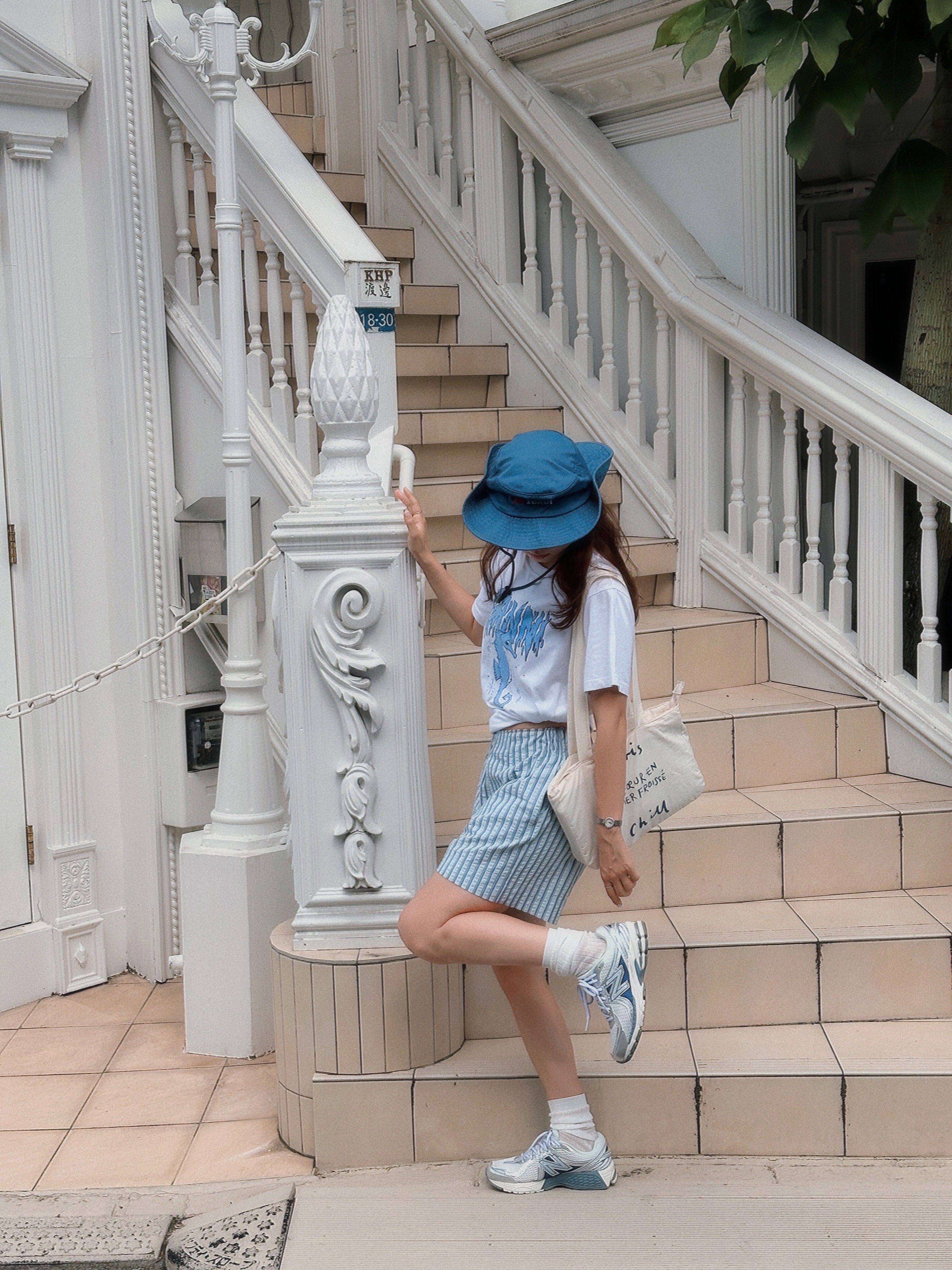 New Balance 860v2 Sea Salt Vintage Indigo, (W) Ganni White Relaxed Seahorse T-Shirt Bright White 착용 스타일 - 1