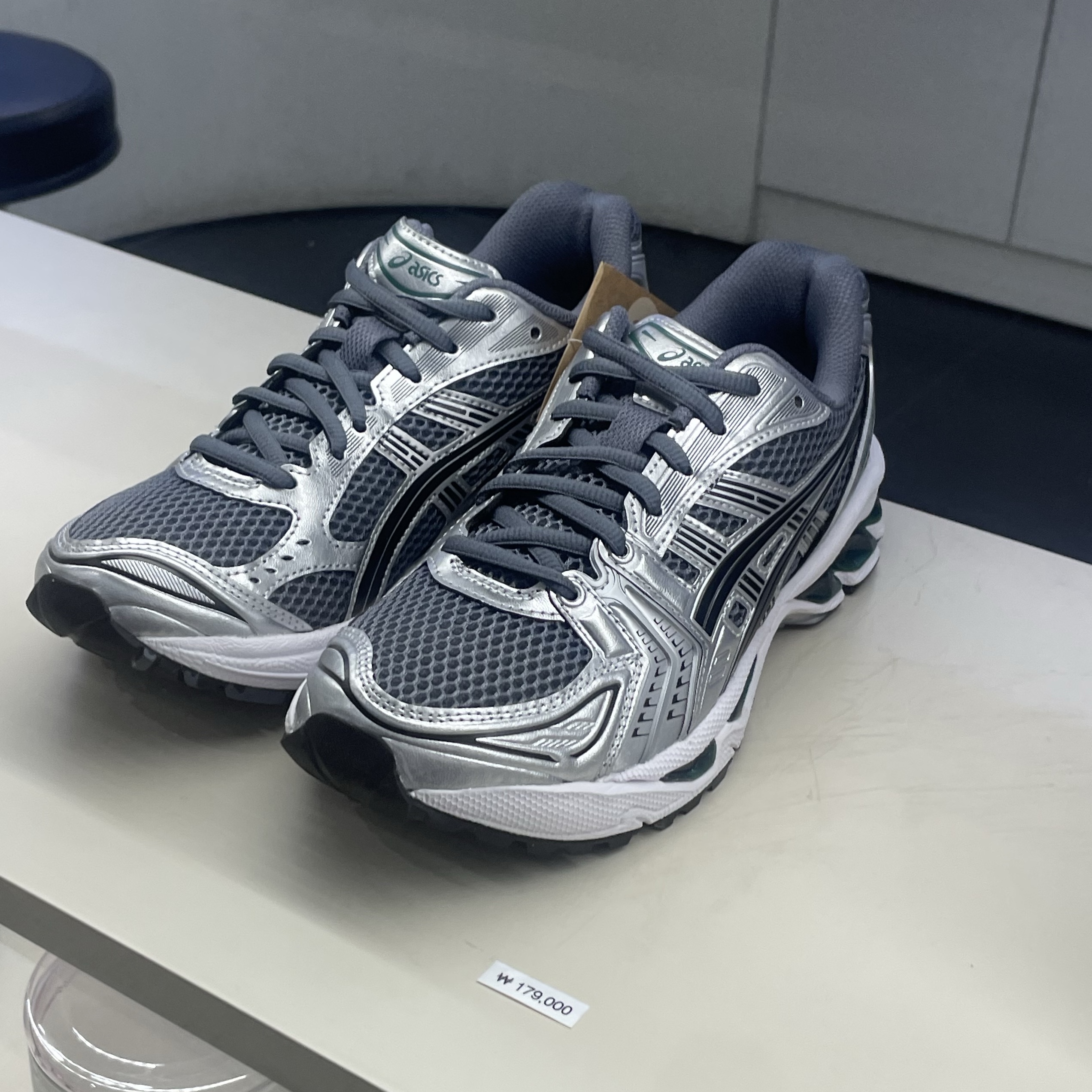 Asics Gel-Kayano 14 Metropolis Jasper Green 착용 스타일