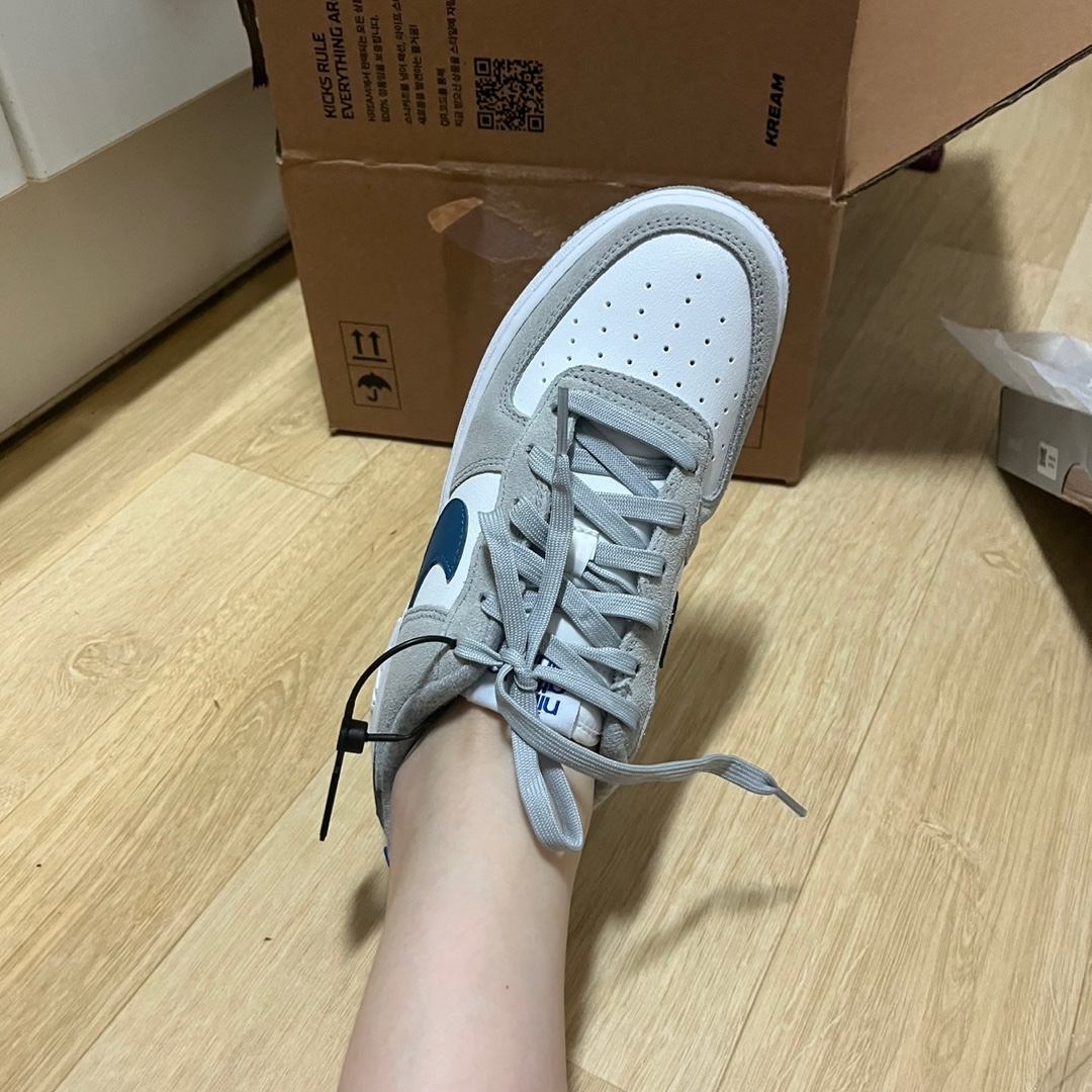 (GS) Nike Air Force 1 LV8 Athletic Club Light Smoke Grey Marina 착용 스타일 - 2