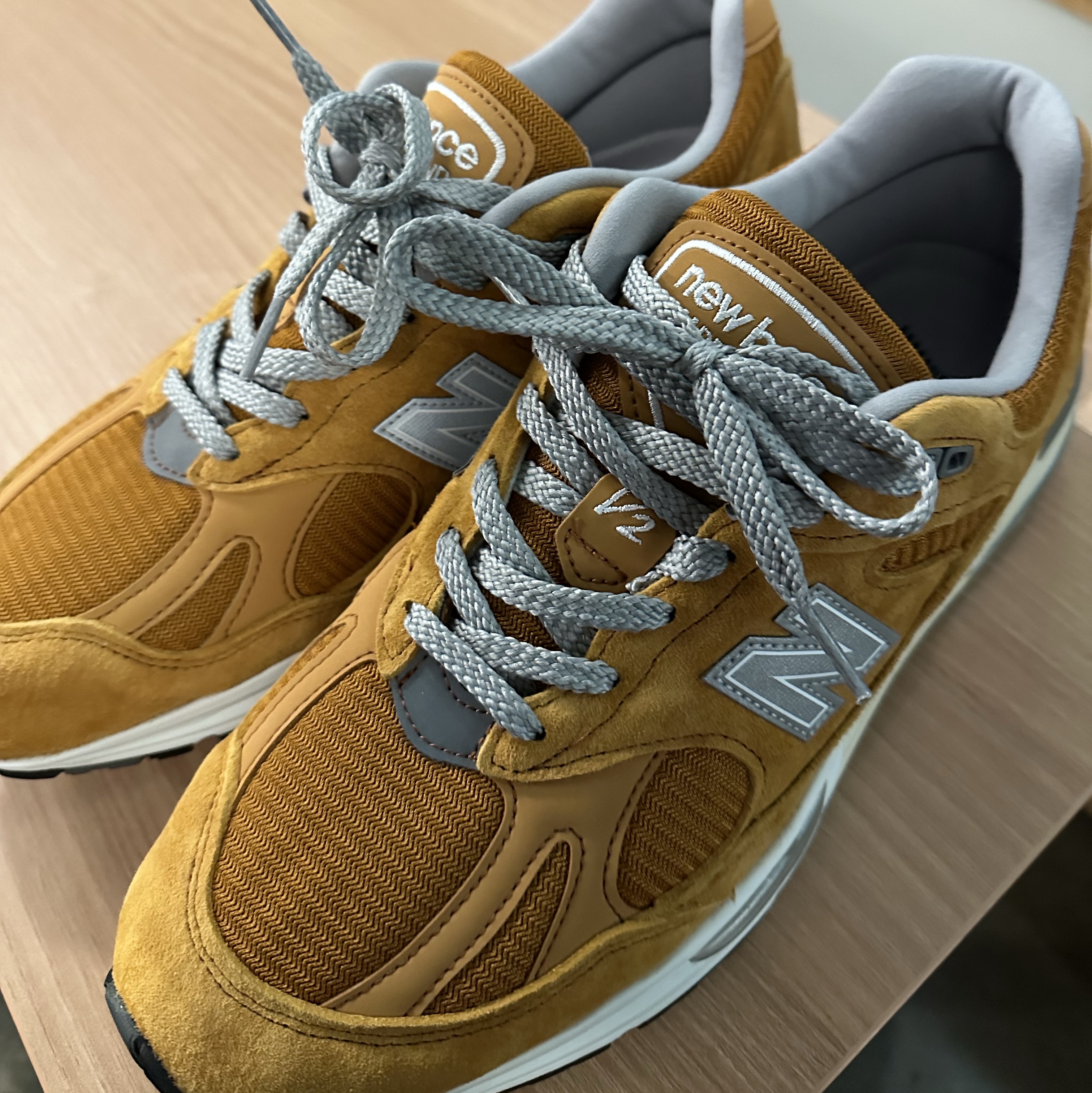 New Balance 991v2 Made in UK Yellow Silver 착용 스타일