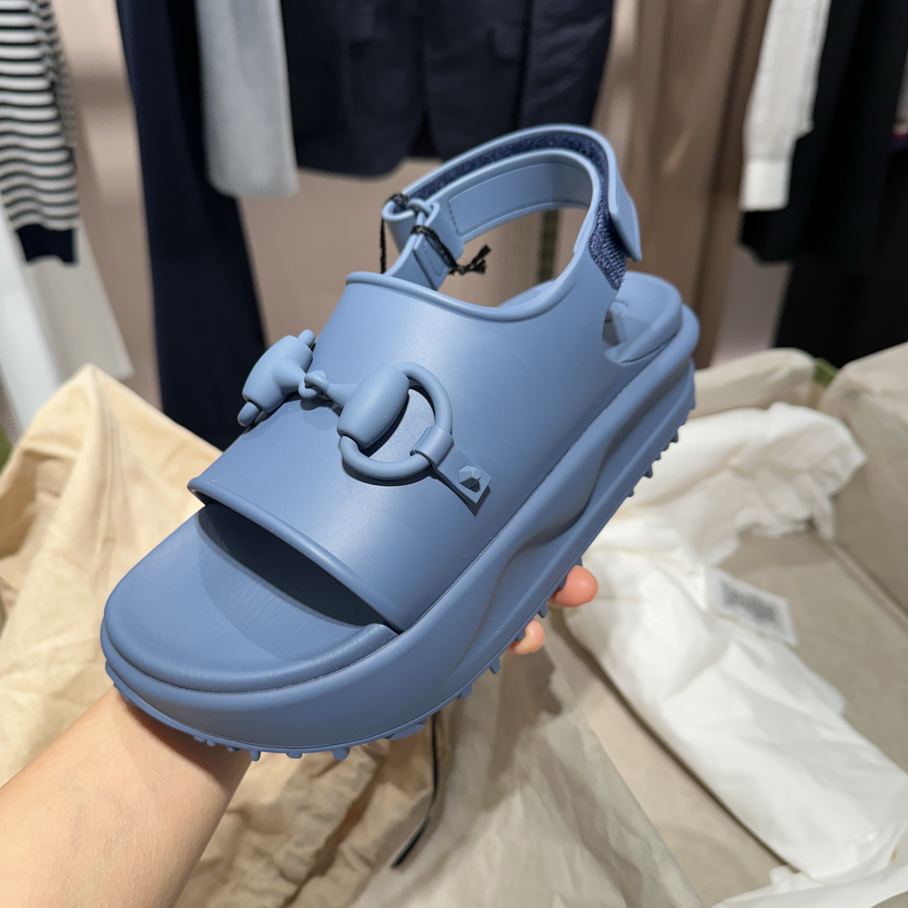 Gucci Horsebit Flatform Sandal Dark Blue Rubber 착용 스타일