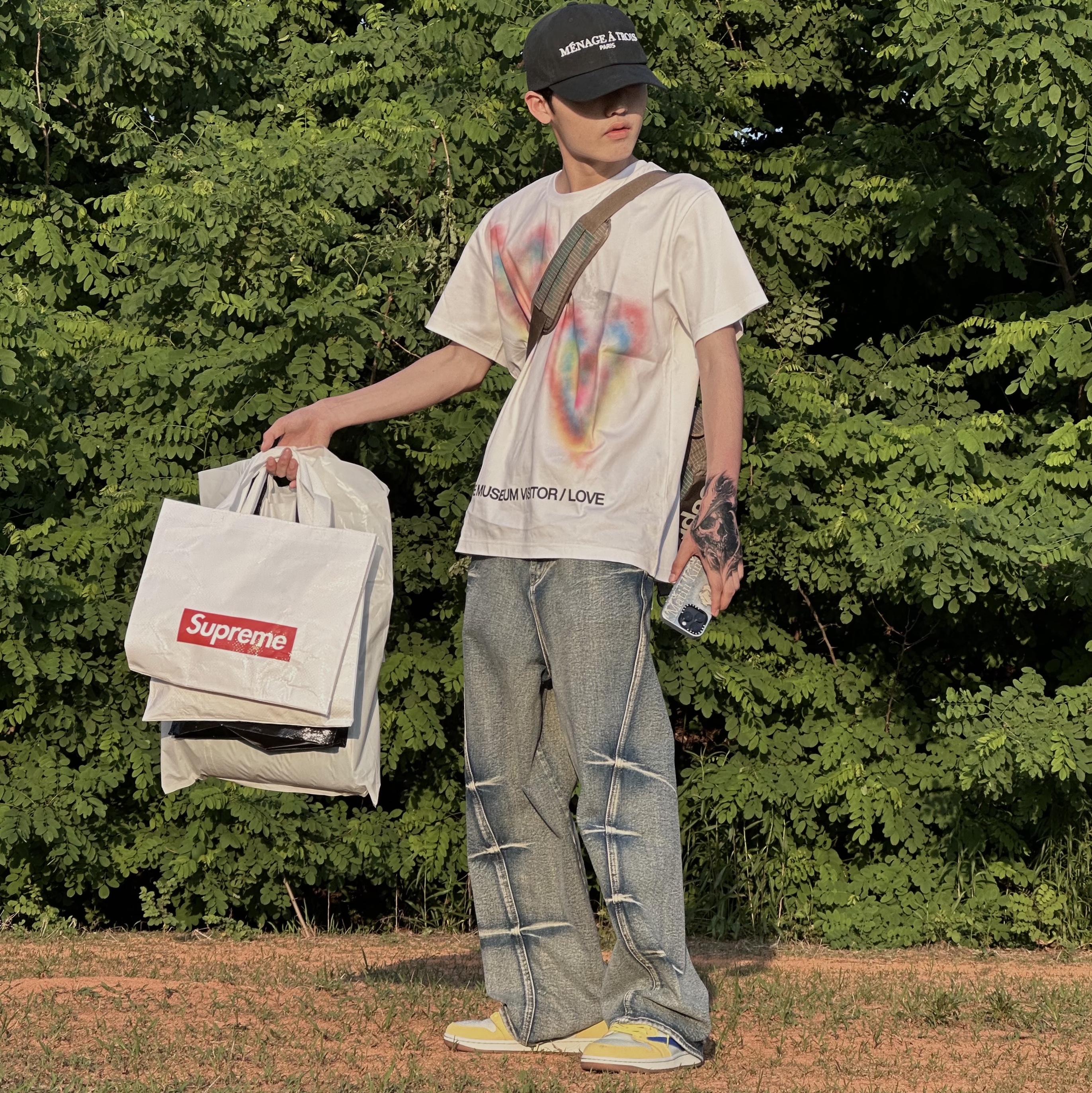 (W) Jordan 1 x Travis Scott Retro Low OG SP Canary, The Museum Visitor Berlin Love Heart Sprayed T-Shirt White 착용 스타일
