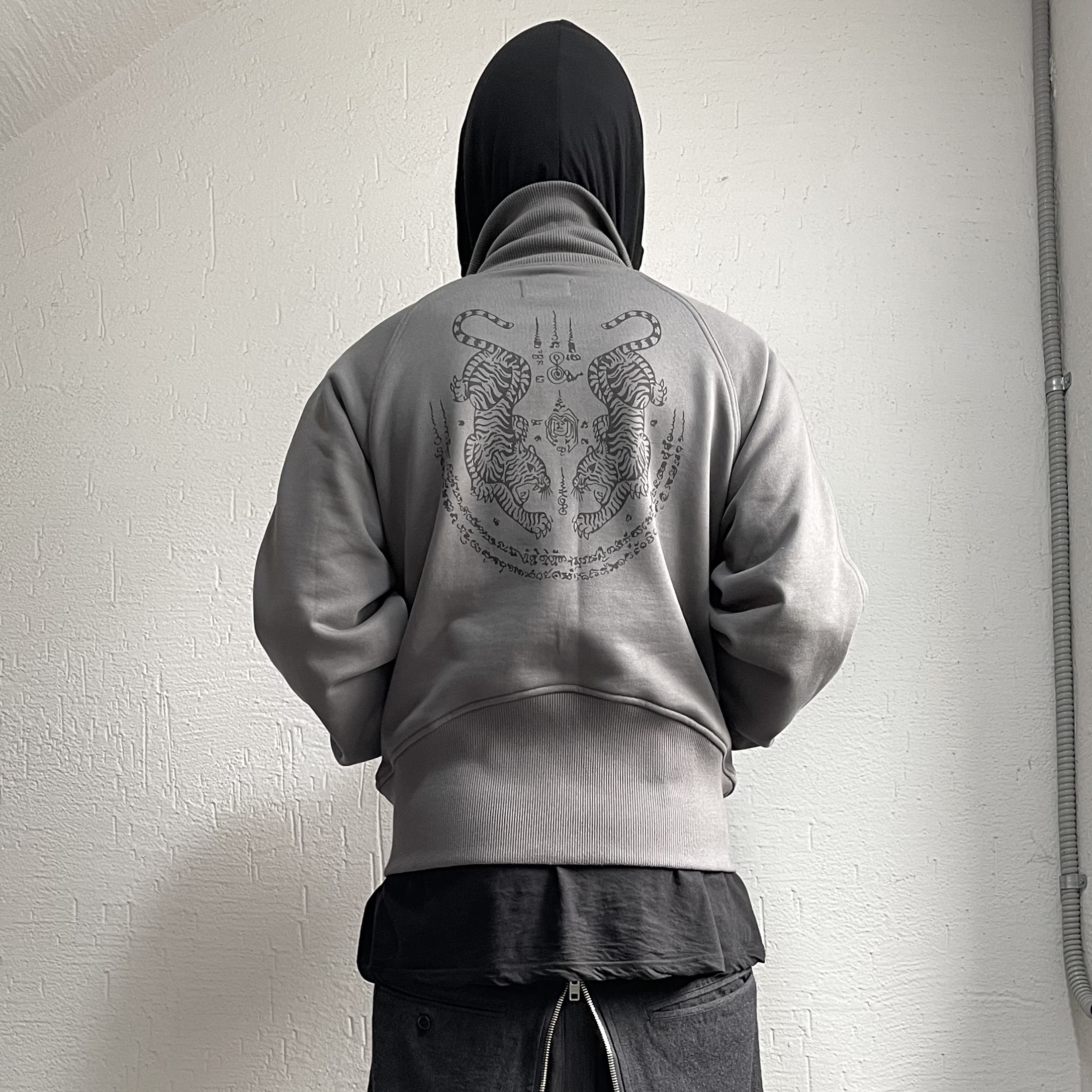 Ecrzn Sak Yant Zip-Up Jacket Grey 착용 스타일 - 1