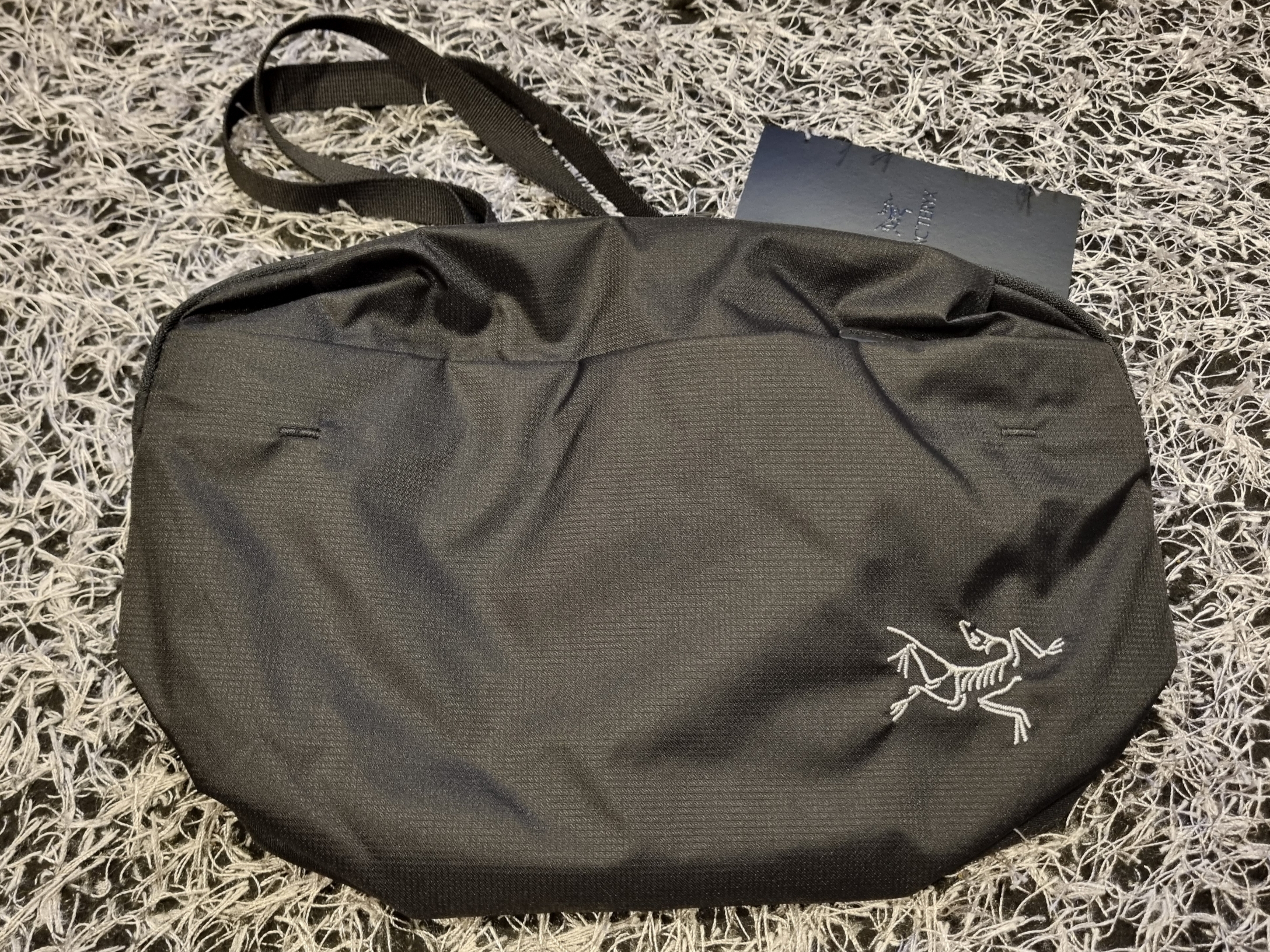 Arc'teryx Heliad 6 Crossbody Bag Black 착용 스타일 - 1